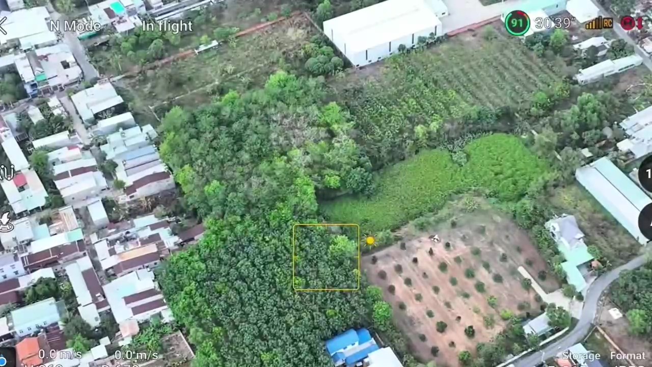 Cảnh sát theo dõi sòng bạc qua flycam. Ảnh CACC