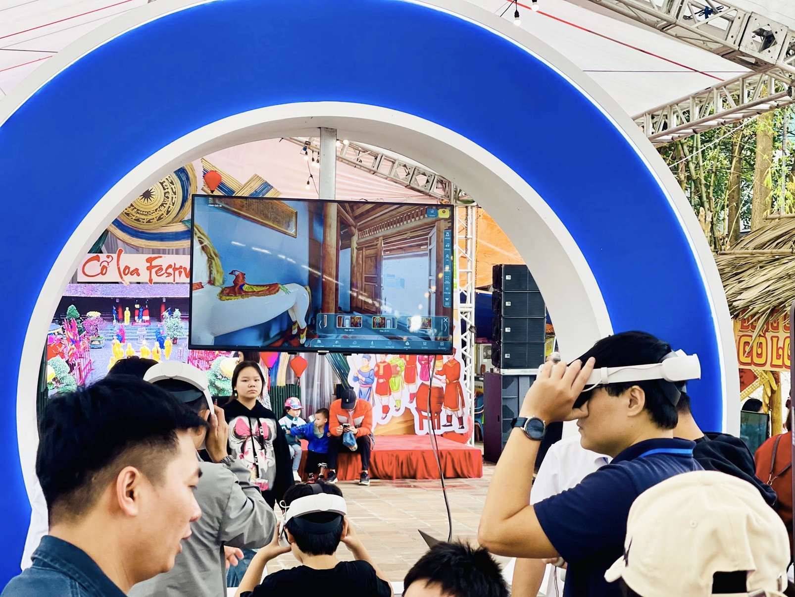 Du khách trải nghiệm thực tế ảo tại “Không gian di tích - lễ hội truyền thống số” trong lễ hội Cổ Loa, xã Đông Anh, TP Hà Nội - ẢNH: M.T.
