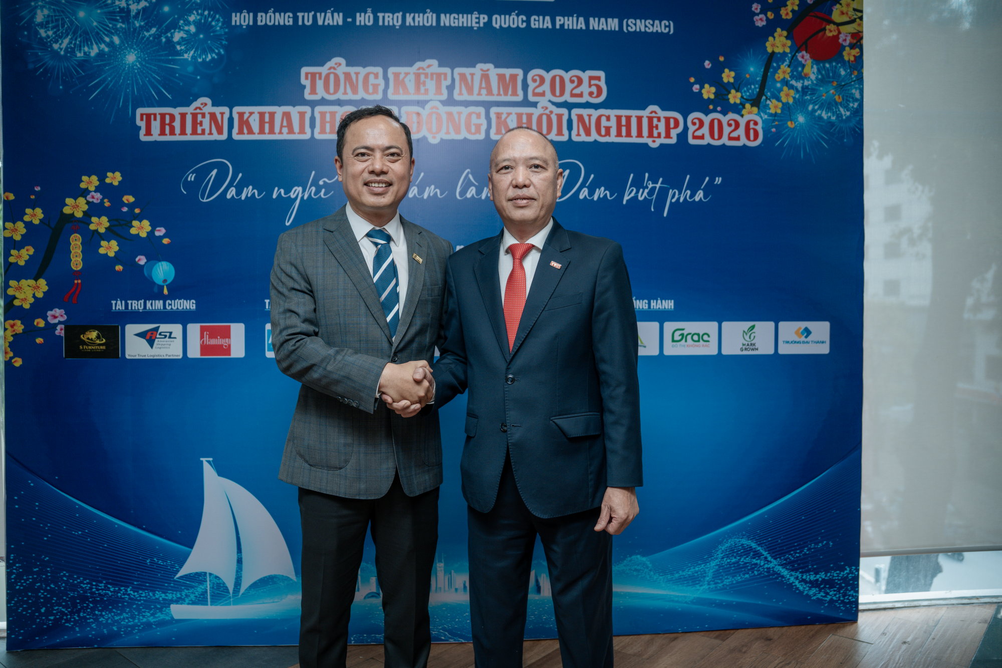 Ông Huỳnh Thanh Vạn (bìa trái) và nhà báo Phạm Hùng (bìa phải) - Ảnh: BTC