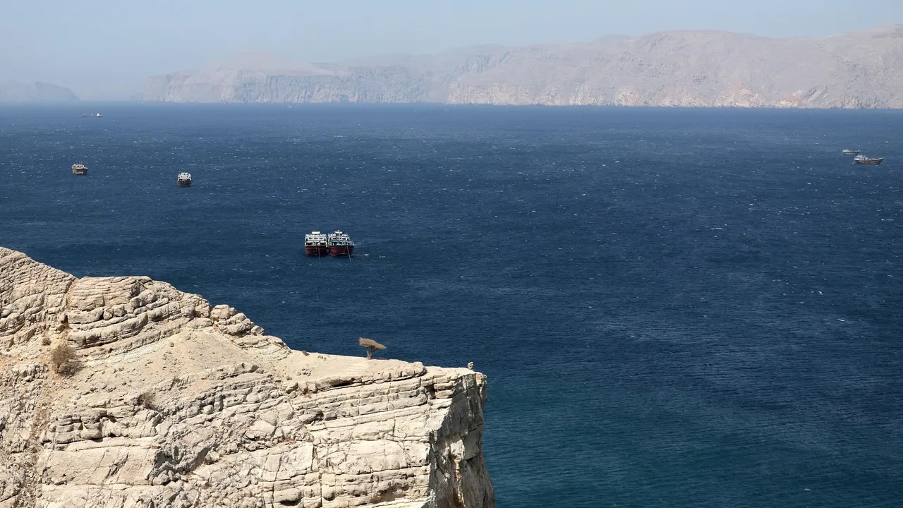 Giá dầu thế giới dự kiến sẽ tăng trong phiên giao dịch đầu tuần vào ngày 2/3, do xung đột Iran làm gián đoạn hoạt động vận chuyển hàng hóa tại eo biển Hormuz quan trọng - Ảnh: Shutterstock