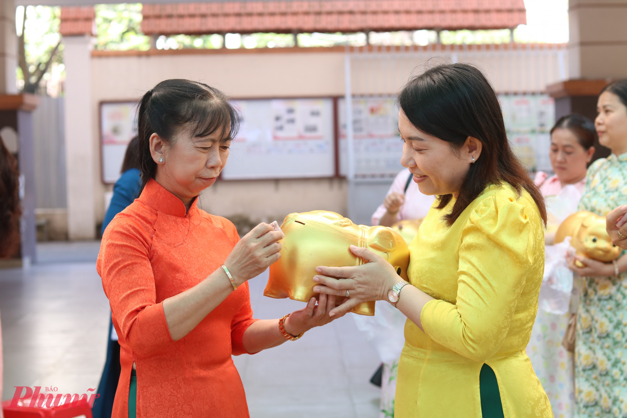 Các chị em ở phường Bình Tân cùng nuôi heo đất bằng khoản tiết kiệm ban đầu do Hội LHPN phường tặng - Ảnh: Mẫn Nhi