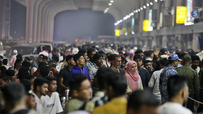 Hàng trăm hành khách bị mắc kẹt tại sân bay quốc tế Hazrat Shahjalal ở Dhaka, Bangladesh khi các hãng hàng không tạm ngừng các chuyến bay trên khắp Trung Đông - Ảnh: Mehedi Hasan/Star