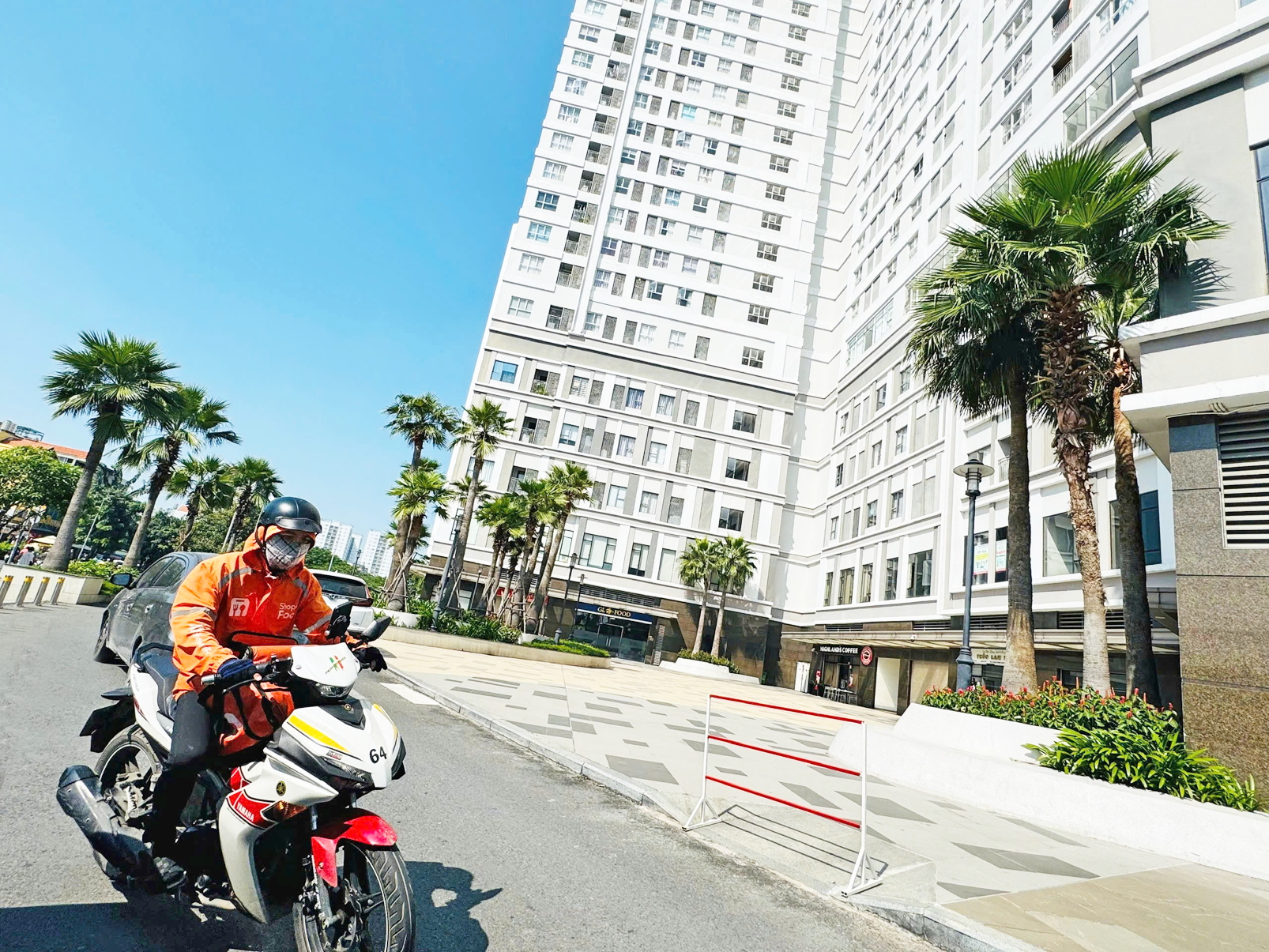 Trong bối cảnh lãi suất vay tăng cao, chuyên gia khuyến cáo, chỉ nên mua nhà khi có nguồn tài chính đủ lớn, kết hợp với nguồn thu nhập ổn định, có dư sau khi đã chi tiêu cho gia đình. Ảnh chụp tại chung cư Sunrise City, phường Tân Hưng, TPHCM 