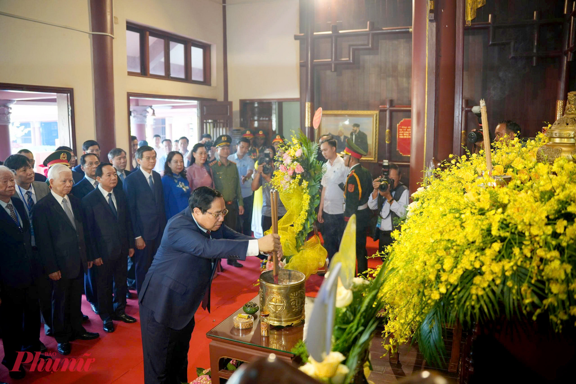 Thủ tướng Phạm Minh Chính cùng lãnh đạo, nguyên lãnh đạo Đảng, Nhà nước dâng hương tưởng niệm cố Thủ tướng Phạm Văn Đồng.