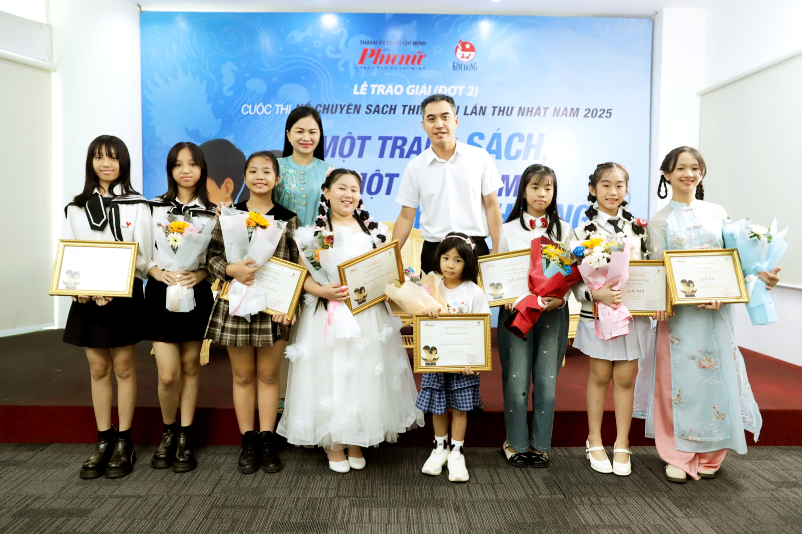 Bà Phạm Thị Vân Anh - Phó tổng biên tập Báo Phụ nữ TPHCM - và nhà văn Văn Thành Lê chụp ảnh lưu niệm cùng các thí sinh tham gia cuộc thi “Kể chuyện sách thiếu nhi lần thứ nhất năm 2025” - ẢNH: PHÙNG HUY