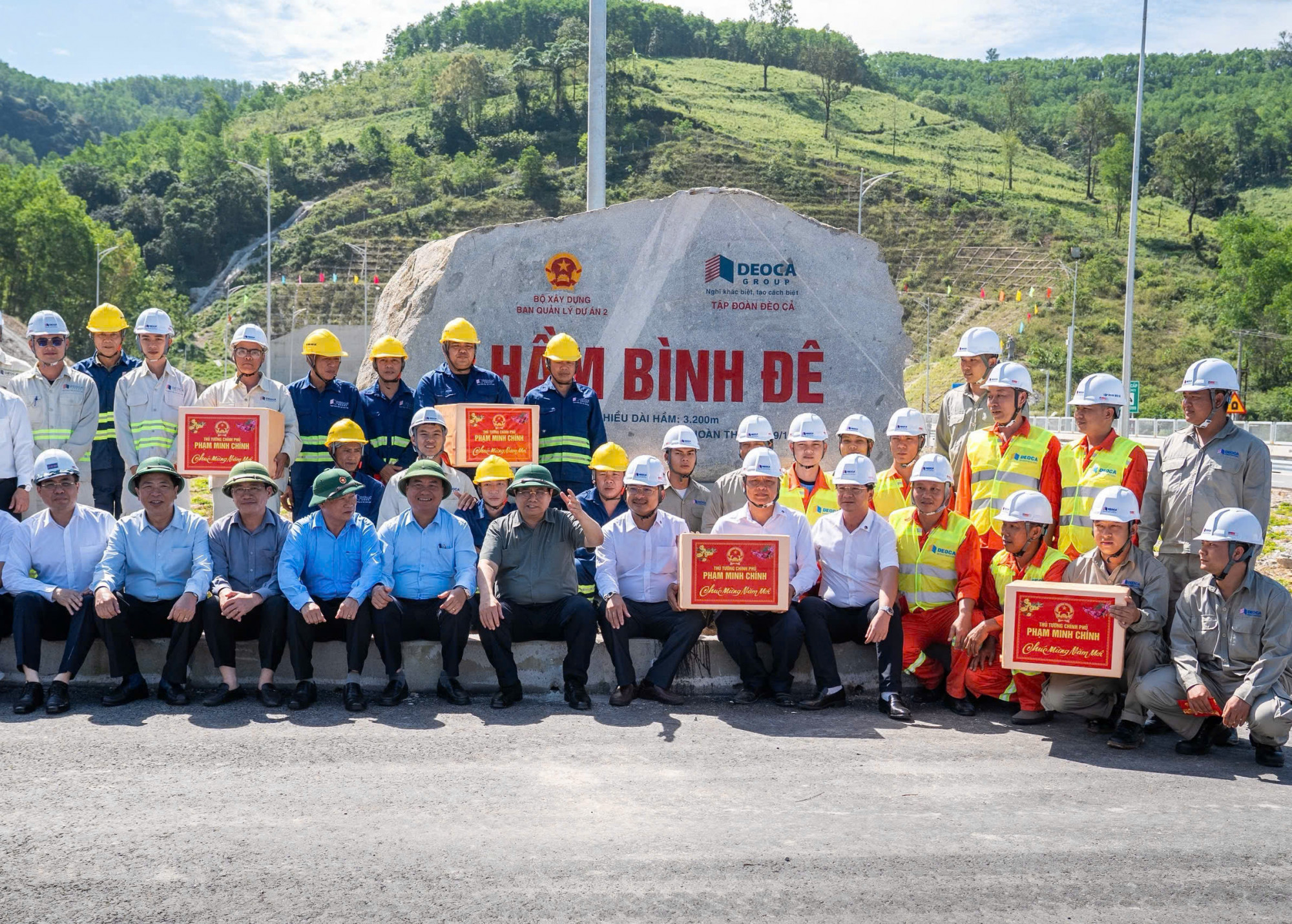 Thủ tướng Chính phủ Phạm Minh Chính và đoàn công tác đã đến thăm, động viên và tặng quà cho các kỹ sư, công nhân đang làm việc tại Hầm Bình Đê.