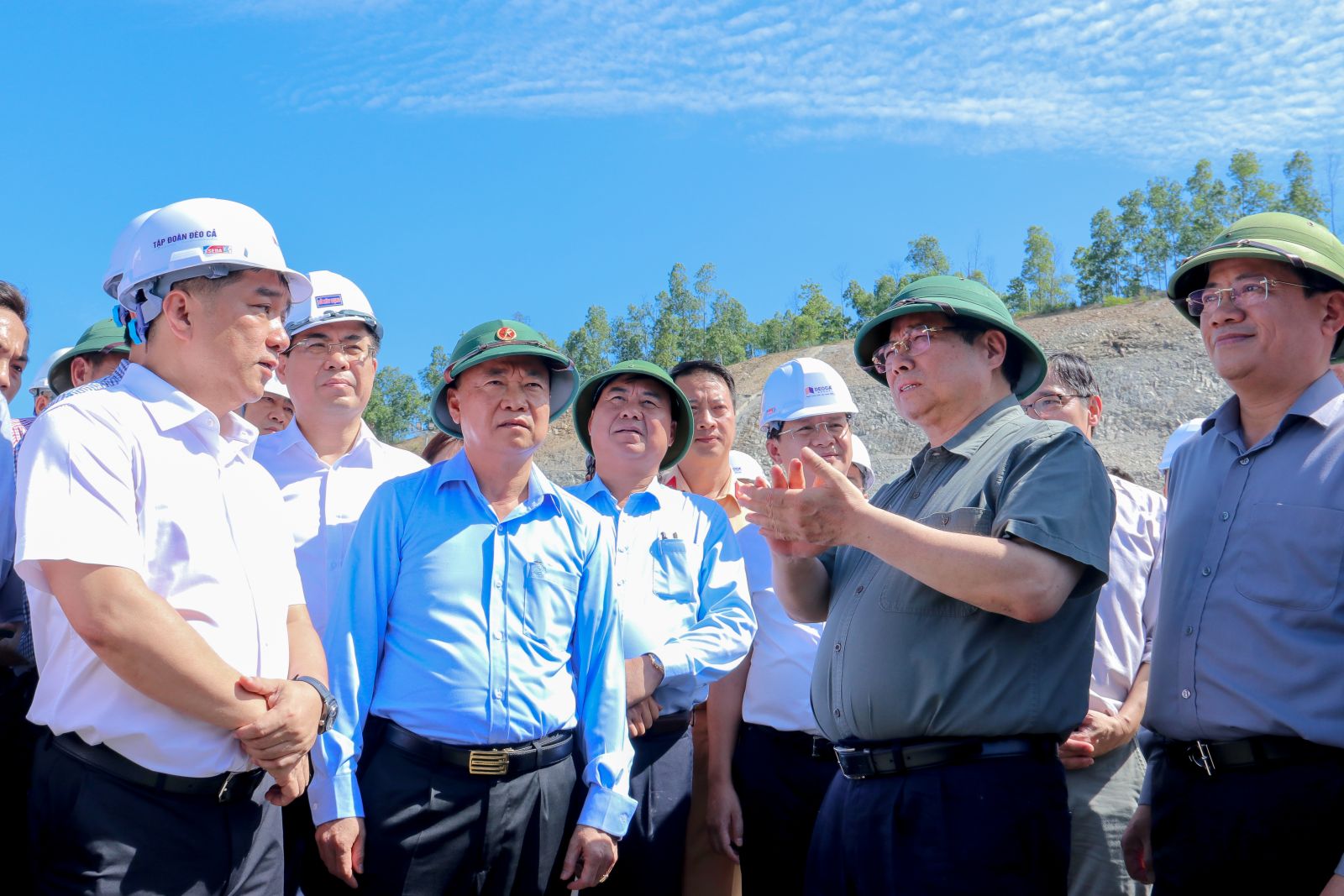 Thủ tướng Phạm Minh Chính yêu cầu các đơn vị sớm hoàn thiện các phần việc còn lại để đưa cao tốc Quảng Ngãi-Hoài Nhơn vào khai thác.