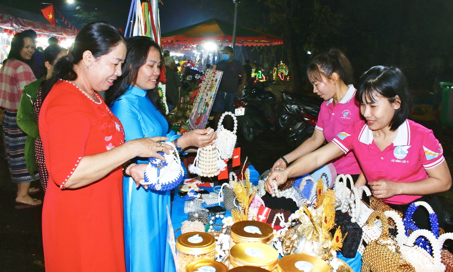 Các sản phẩm do chị Lê Thị Hoài Phương và các học viên làm ra được bày bán trong ngày hội phụ nữ khởi nghiệp