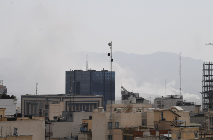 Vì sao tình báo Iran tê liệt khi Mỹ-Israel không kích khiến hàng loạt chỉ huy thiệt mạng? Khói bốc lên từ địa điểm ở Tehran, Iran ngày 28/2/2026