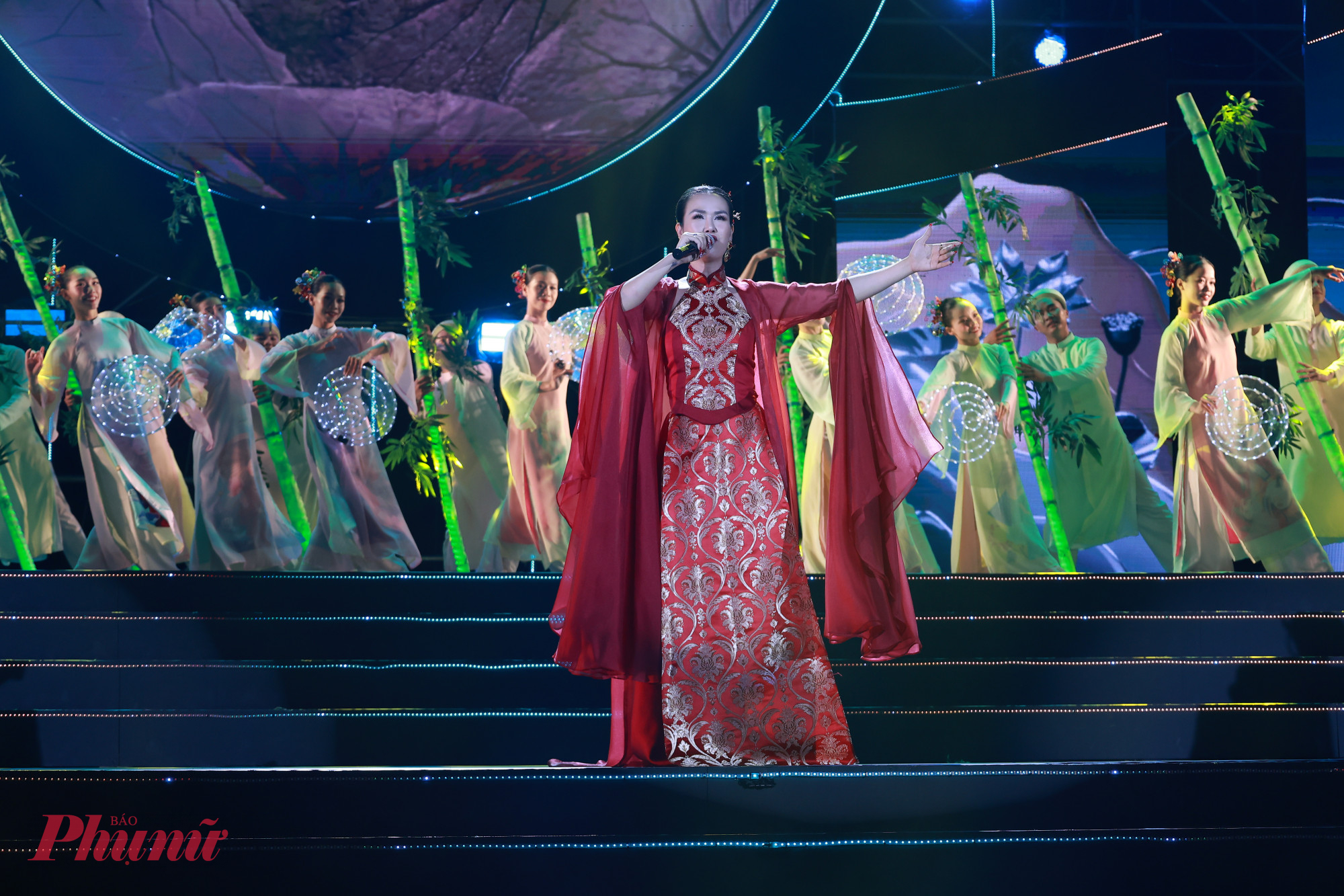 Ca sĩ Võ Hạ Trâm kết màn bùng cháy với ca khúc Tiếng Việt 