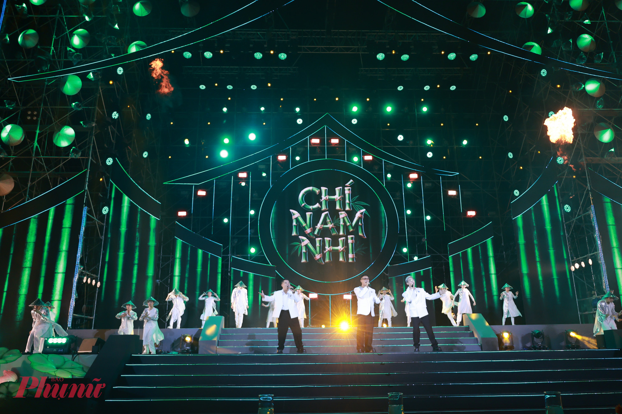 Nhóm MTV khuấy động sân khấu với tiết mục Chí nam nhi 