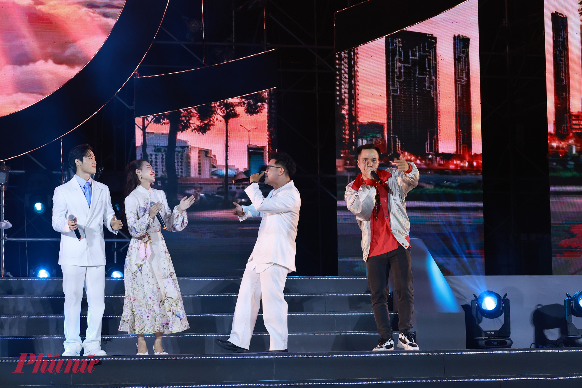 Màn ngẫu hứng thơ giữa nghệ sĩ ngâm thơ Đại Lợi, Đài Trang, các ca sĩ Minh Sang, Đăng Quân, Thanh Nguyên, Đồng Diệu Ly, rapper T-One, Beatbox Max