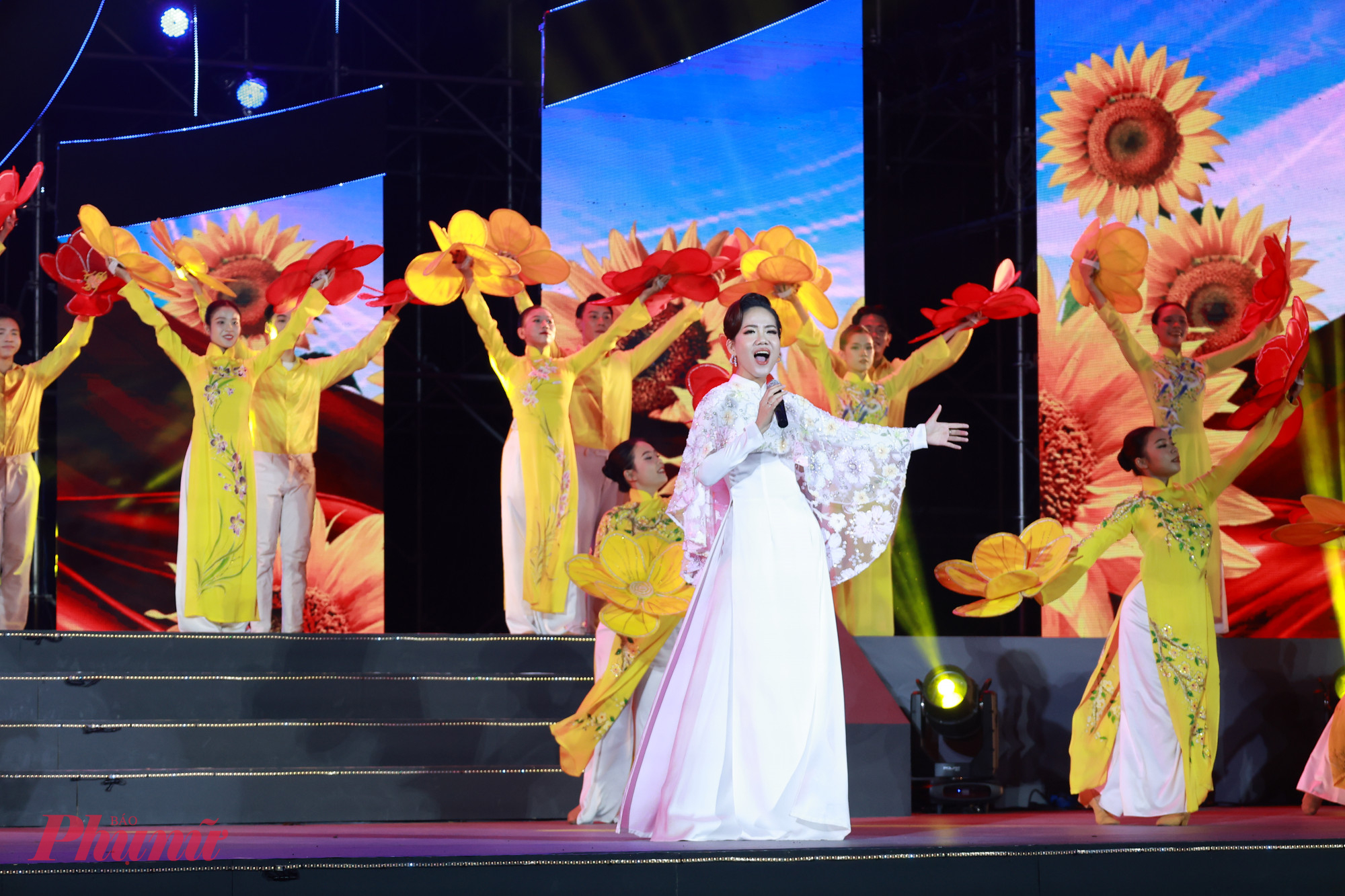 NSƯT Khánh Ngọc thể hiện ca khúc Việt Nam máu và hoa 