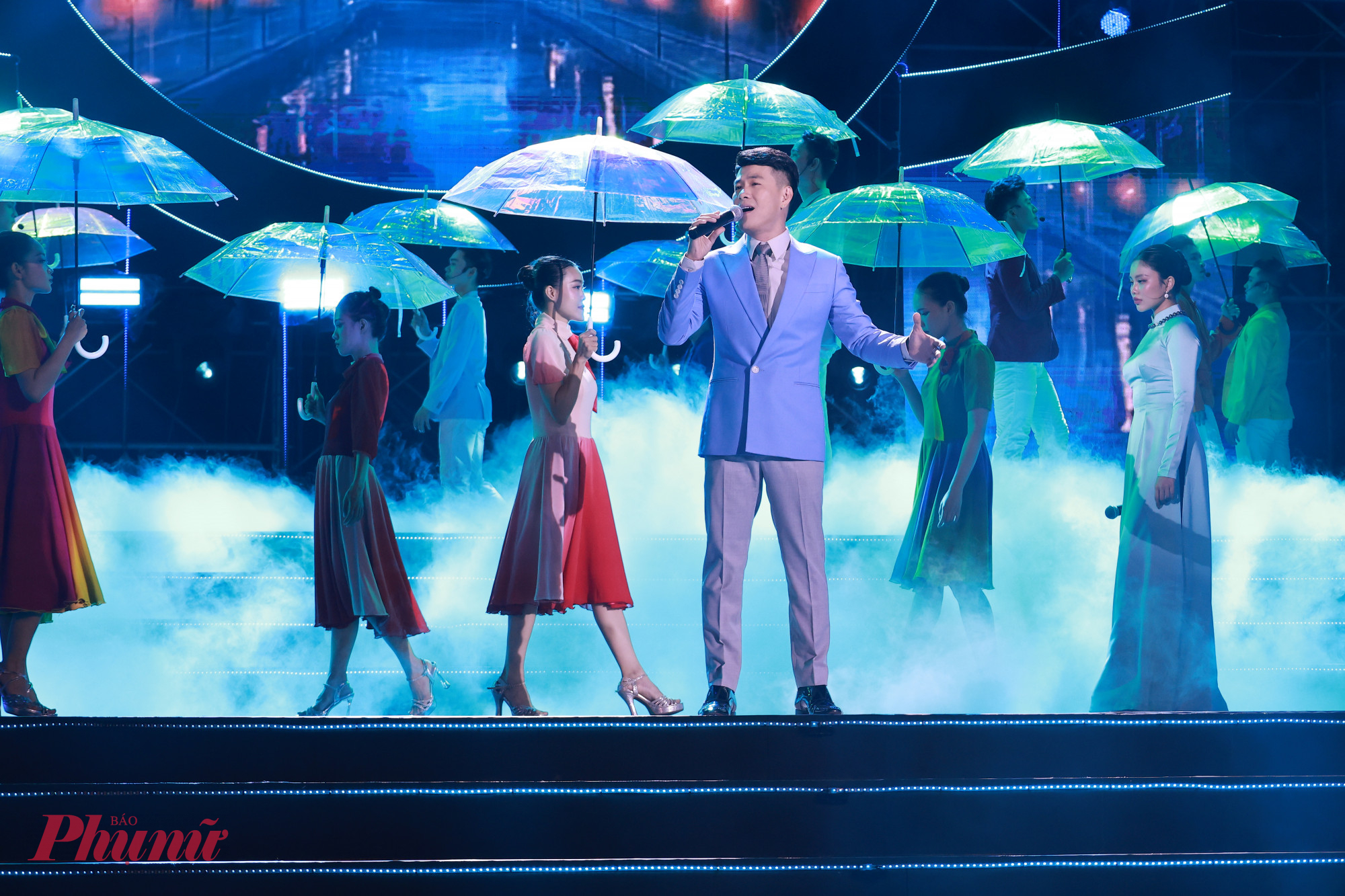 Hồ Trung Dũng thể hiện ca khúc Đi qua thương nhớ, sáng tác của Võ Hoài Phúc, dựa theo ý thơ Chúc cho chúng ta đều may mắn của nhà thơ Nguyễn Phong Việt