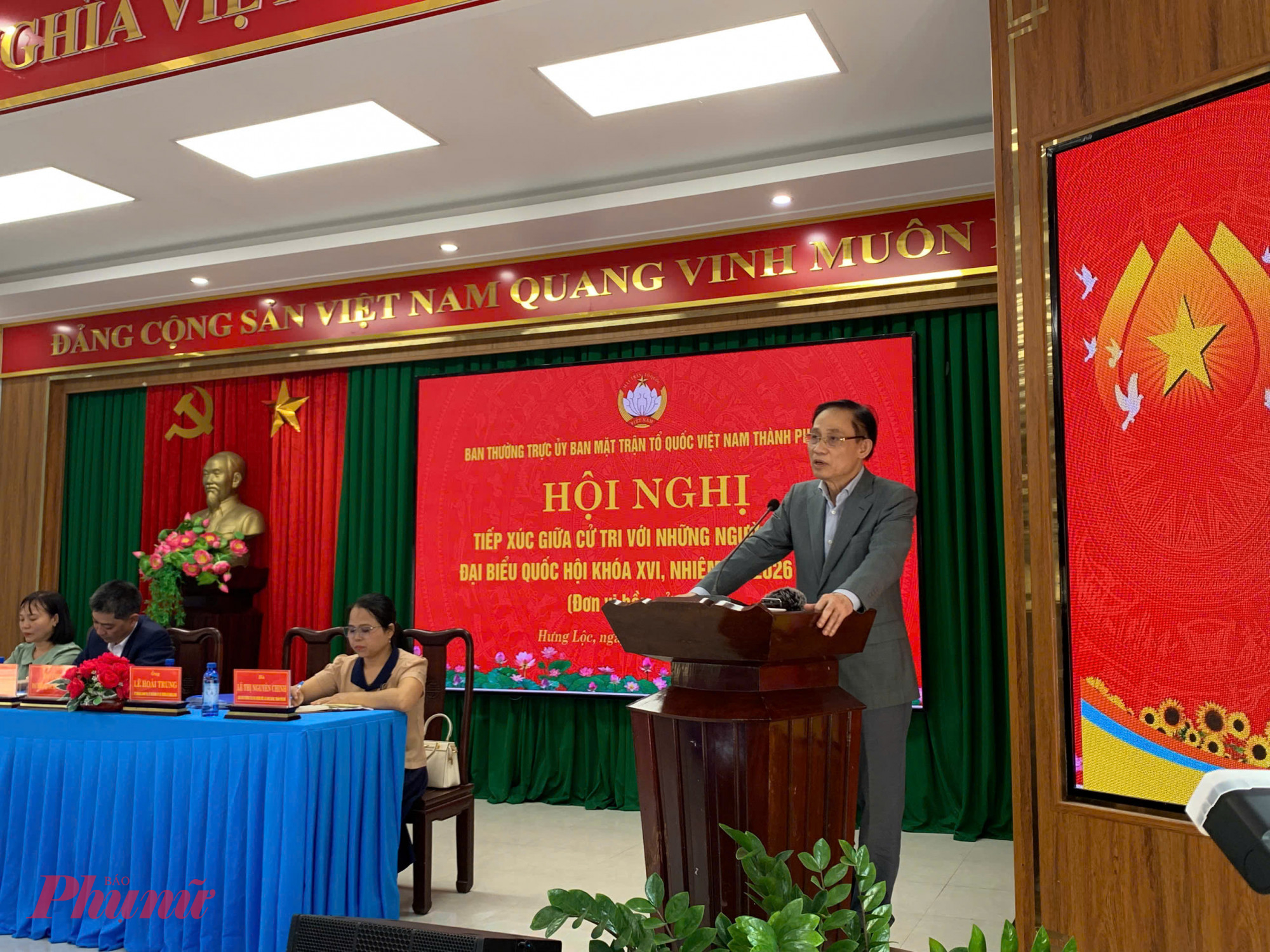 Ủy viên Bộ Chính trị, Bộ trưởng Bộ Ngoại giao Lê Hoài Trung  phát biểu tại buổi tiếp xúc cử tri