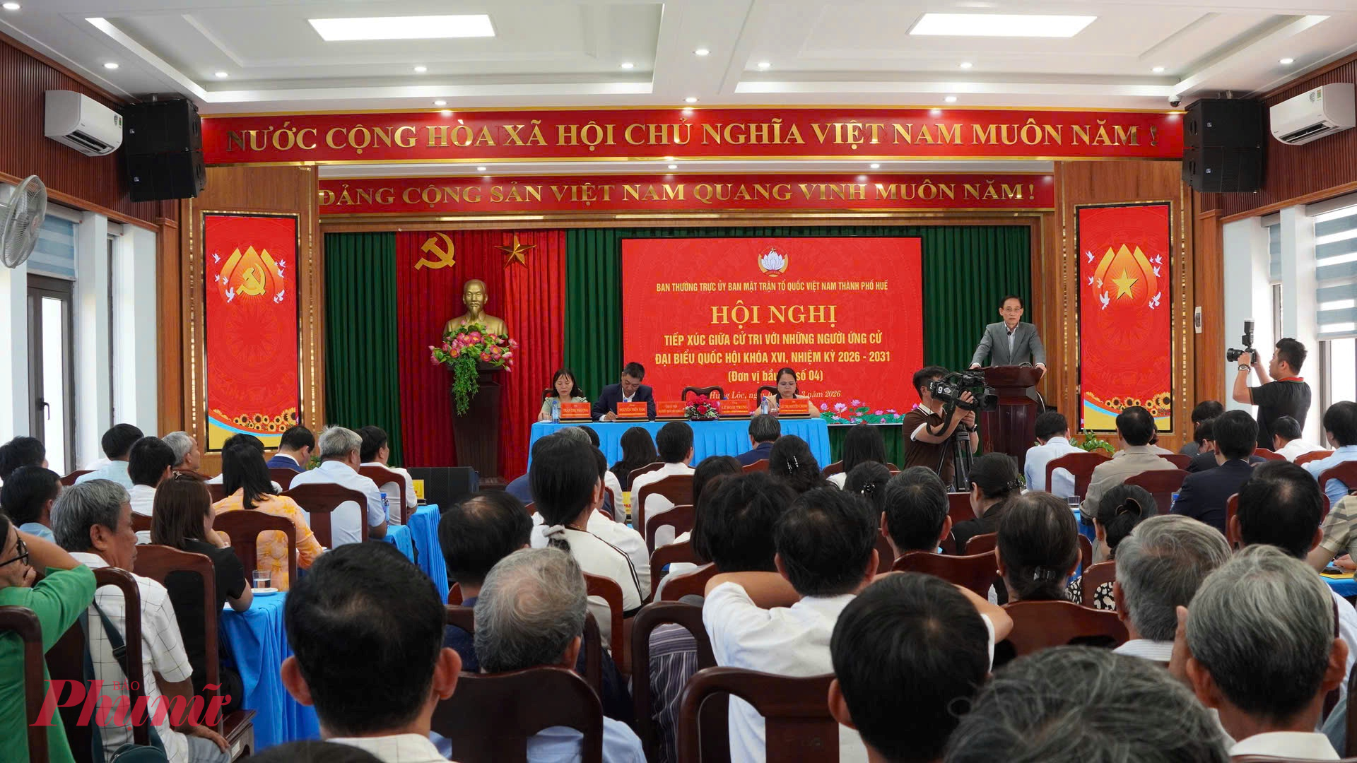 Các đại biểu ; lắng nghe và phản ánh đầy đủ, trung thực ý kiến, tâm tư, nguyện vọng của Nhân dân tới Quốc hội 