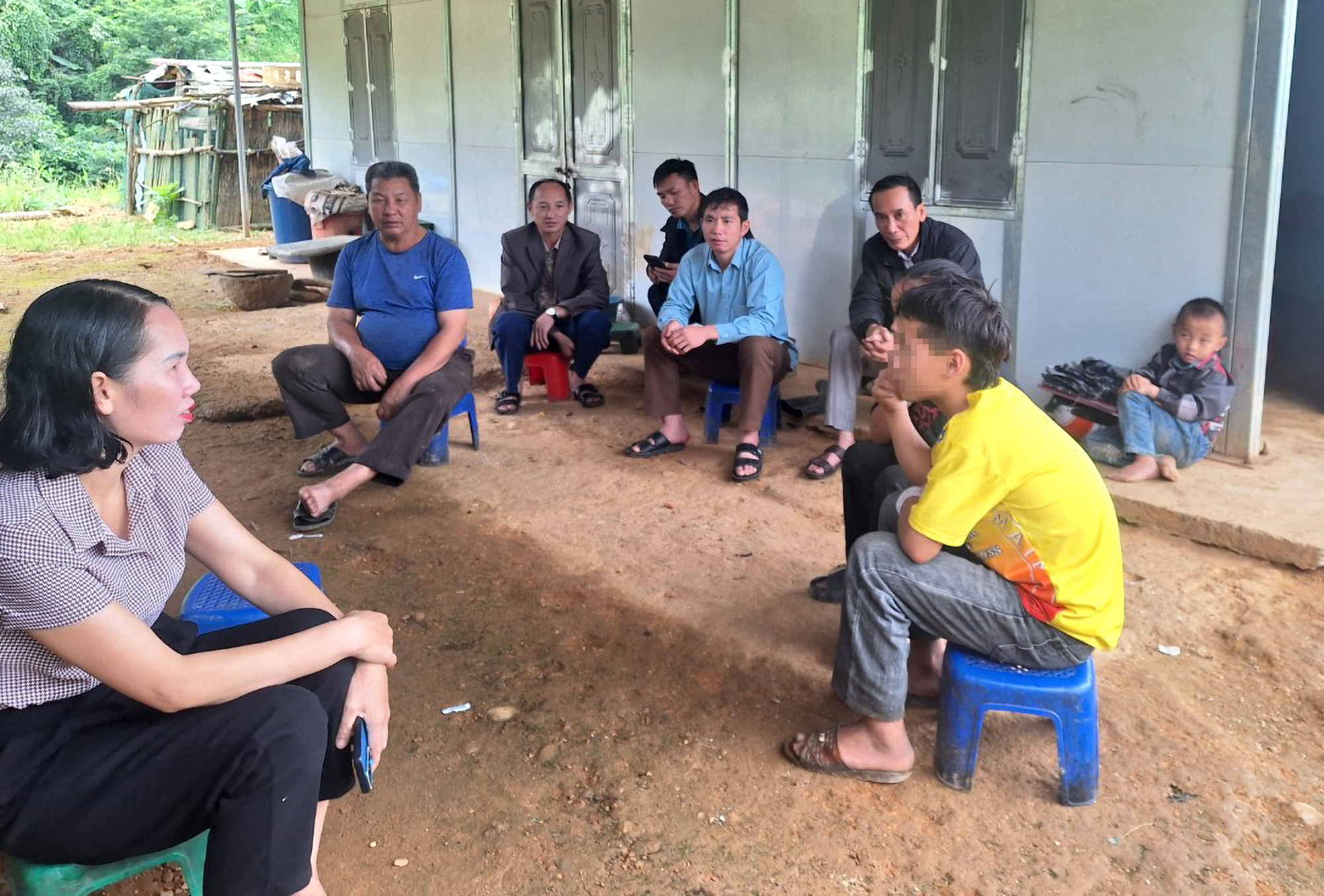 Một cặp vợ chồng nhí ở vùng cao tỉnh Nghệ An được vận động đi học trở lại - Ảnh: Bá Chỏ