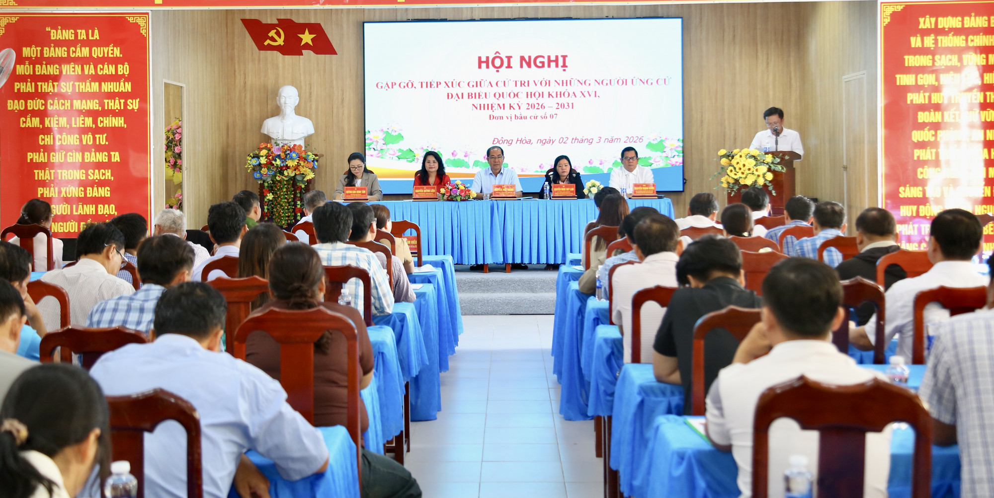 Các ứng cử viên bầu cử đại biểu Quốc hội khóa XVI tiếp xúc cử tri tại điểm số 7 - Ảnh CTV