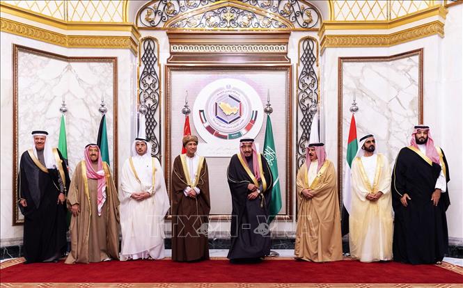 Ngày 1/3/2026, Hội đồng Hợp tác vùng Vịnh tuyên bố các nước Vùng Vịnh “sẽ thực hiện mọi biện pháp cần thiết để bảo vệ an ninh và ổn định của mình, cũng như bảo vệ lãnh thổ, công dân và người cư trú, bao gồm cả lựa chọn đáp trả hành động gây hấn”. (Trong ảnh: Lãnh đạo các nước thành viên Hội đồng Hợp tác vùng Vịnh (GCC) chụp ảnh chung tại Hội nghị thượng đỉnh GCC ở Riyadh, Saudi Arabia, ngày 10/12/2019. Ảnh: AFP/TTXVN)
