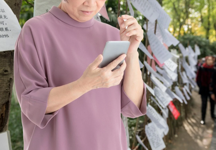 Các ông bố bà mẹ tham gia vào các cuộc trò chuyện nhóm riêng tư được quản lý bởi các 'huấn luyện viên', những người khuếch đại sự lo lắng của cha mẹ, không khuyến khích cho trẻ biết chuyện gì đang xảy ra