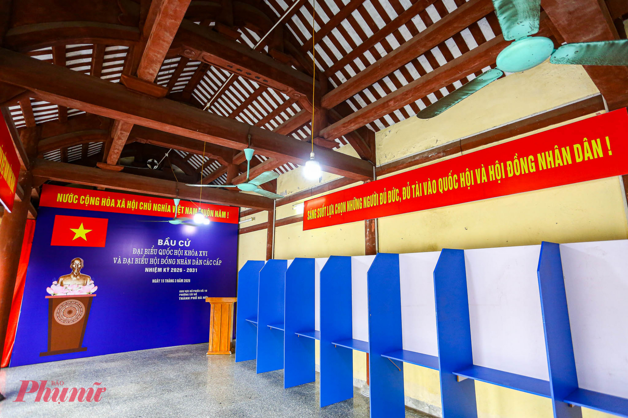 Tại các khu vực bỏ phiếu bầu cử đã được trang hoàng rực rỡ, lồng ghép rõ ràng thông điệp tuyên truyền, tạo điểm nhấn trực quan về ngày bầu cử.