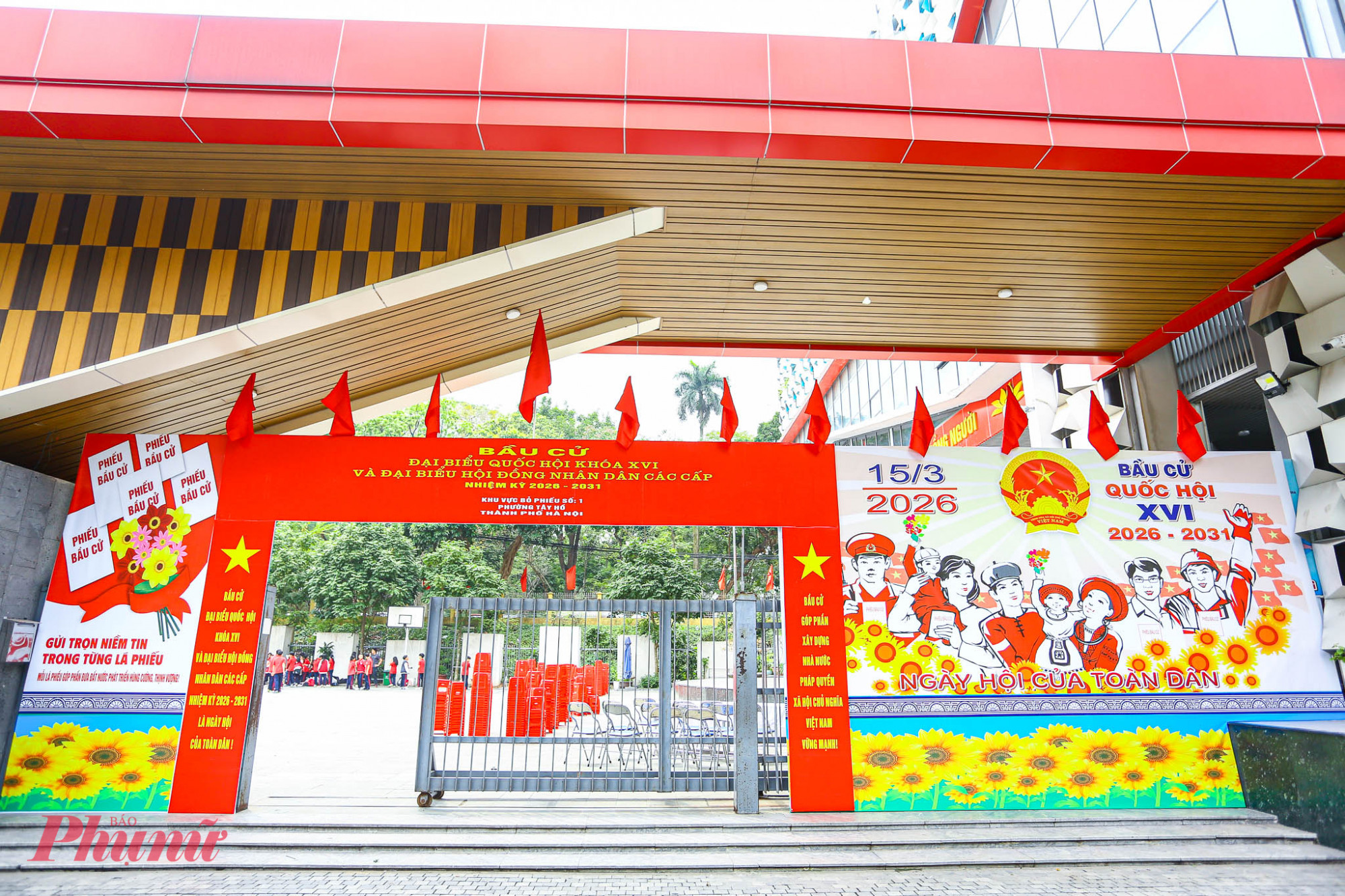 Việc lắp đặt pano, khẩu hiệu tại các tuyến phố và khu dân cư góp phần giúp người dân dễ dàng tiếp cận thông tin về thời gian, quyền và nghĩa vụ bầu cử, qua đó nâng cao nhận thức và trách nhiệm công dân trước ngày bỏ phiếu.