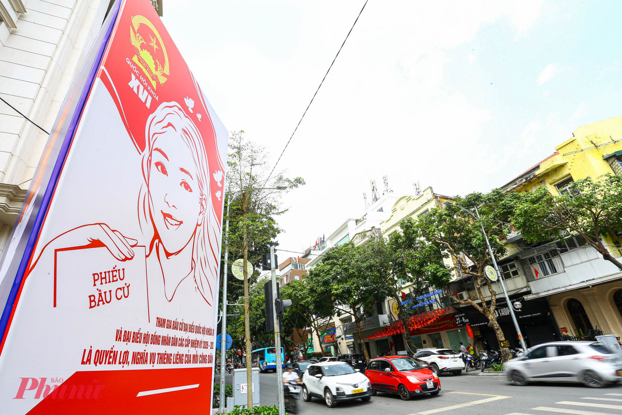 Hàng trăm cụm pano cỡ lớn, băng rôn, khẩu hiệu được lắp đặt tại các trục đường chính, khu vực công cộng và điểm sinh hoạt cộng đồng, bảo đảm đúng nội dung, hình thức theo quy định.