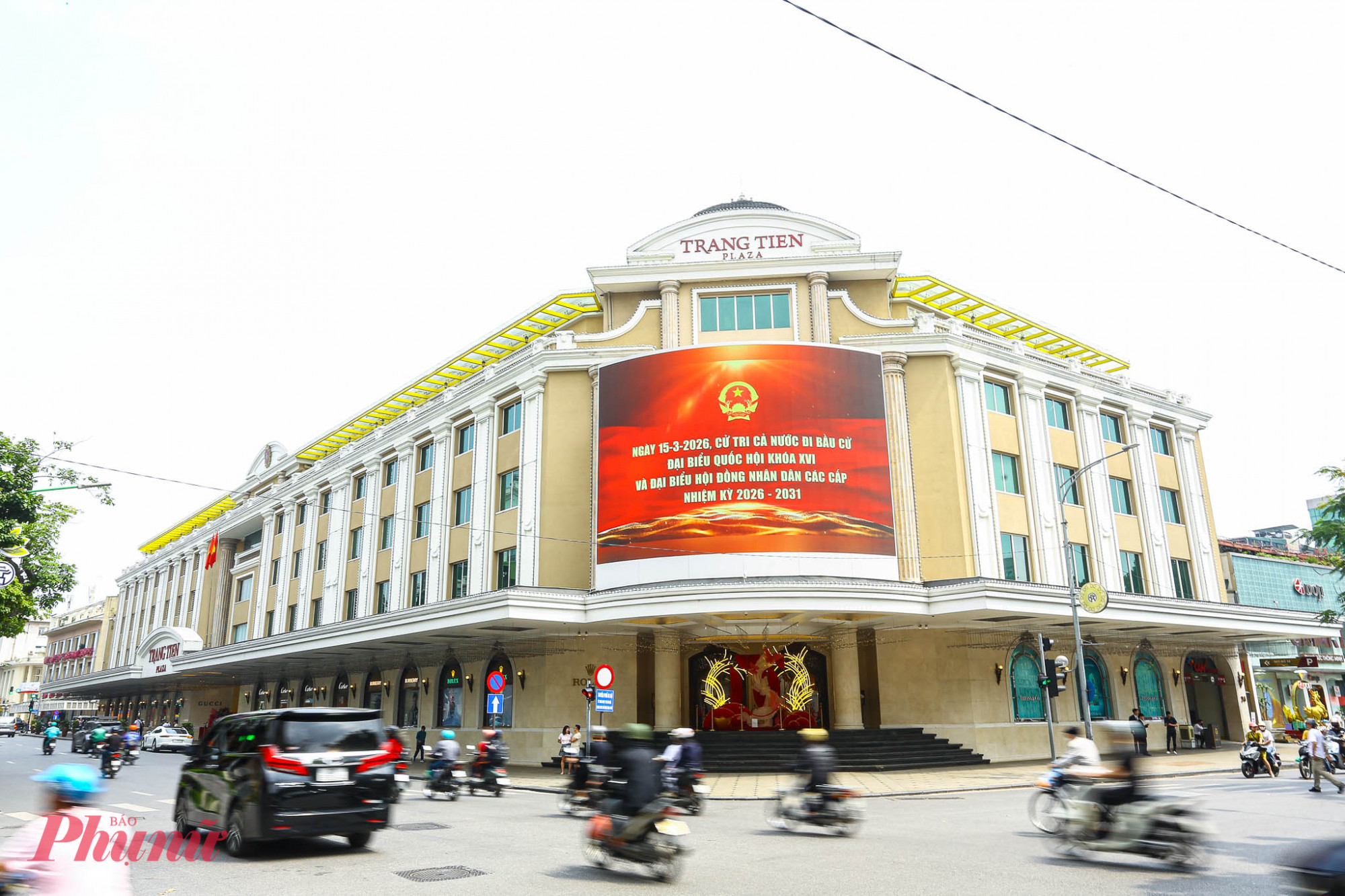 Tại khu vực ngã tư Tràng Tiền, hệ thống màn hình quảng cáo điện tử cũng đồng loạt phát nội dung tuyên truyền về bầu cử, góp phần tăng cường hiệu ứng trực quan và lan tỏa thông tin tới người dân, du khách.