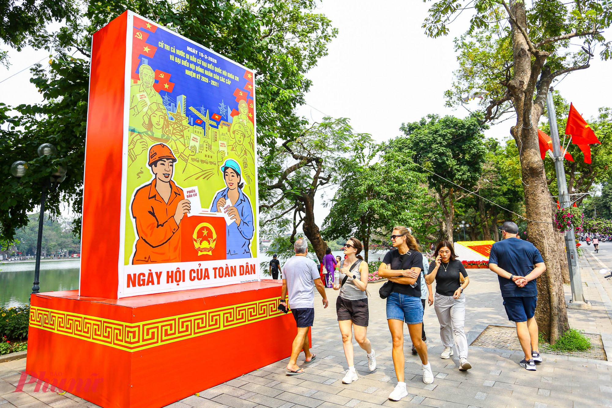 Những cụm pano cổ động được thiết kế bắt mắt, kết hợp hài hòa giữa màu sắc và thông điệp tuyên truyền về ngày hội ý nghĩa của non sông. 