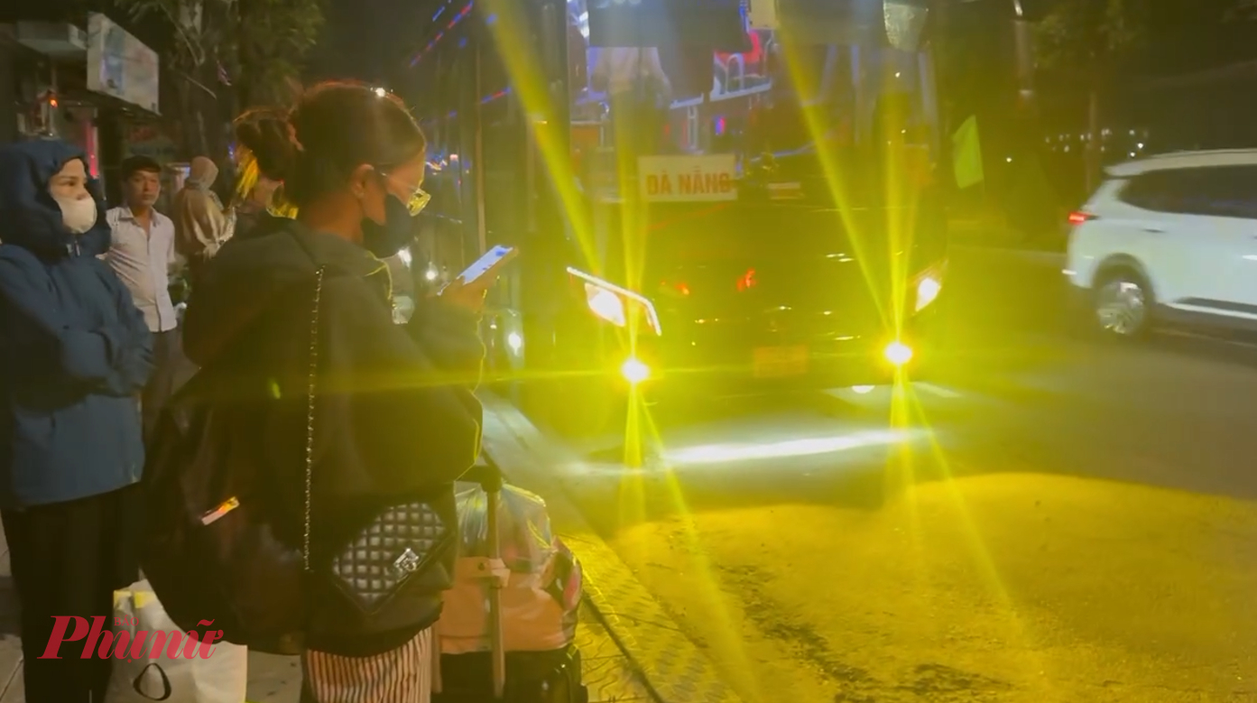 CSGT yêu cầu nhà xe chuyển hành khách sang xe khác theo đúng quy định.