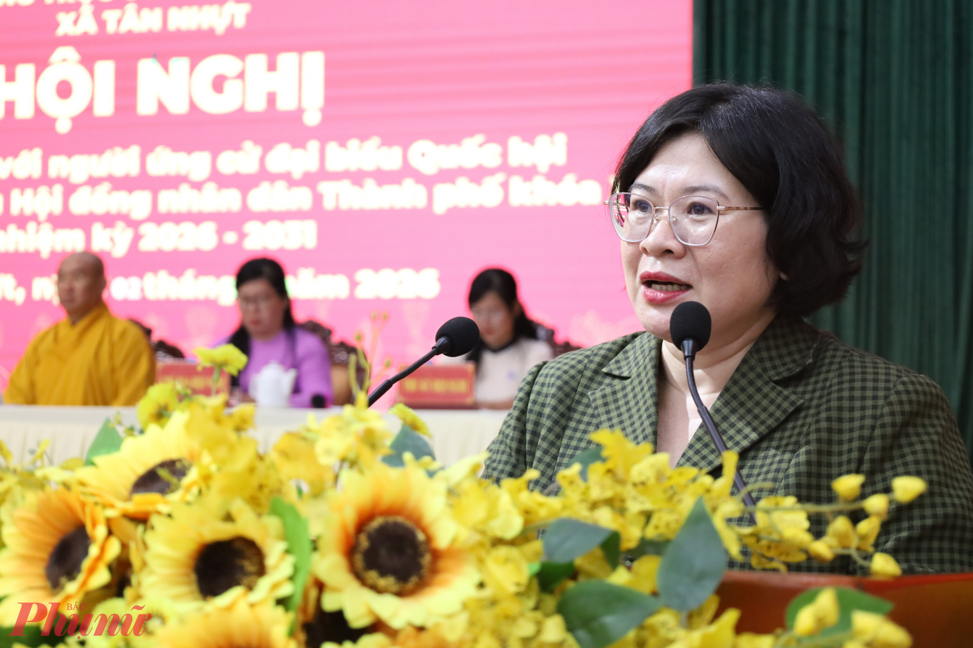 Bà Văn Thị Bạch Tuyết - Phó bí thư Thành uỷ TPHCM trao đổi các trọng tâm công tác nếu được cử tri tín nhiệm - Ảnh: Thanh Tâm