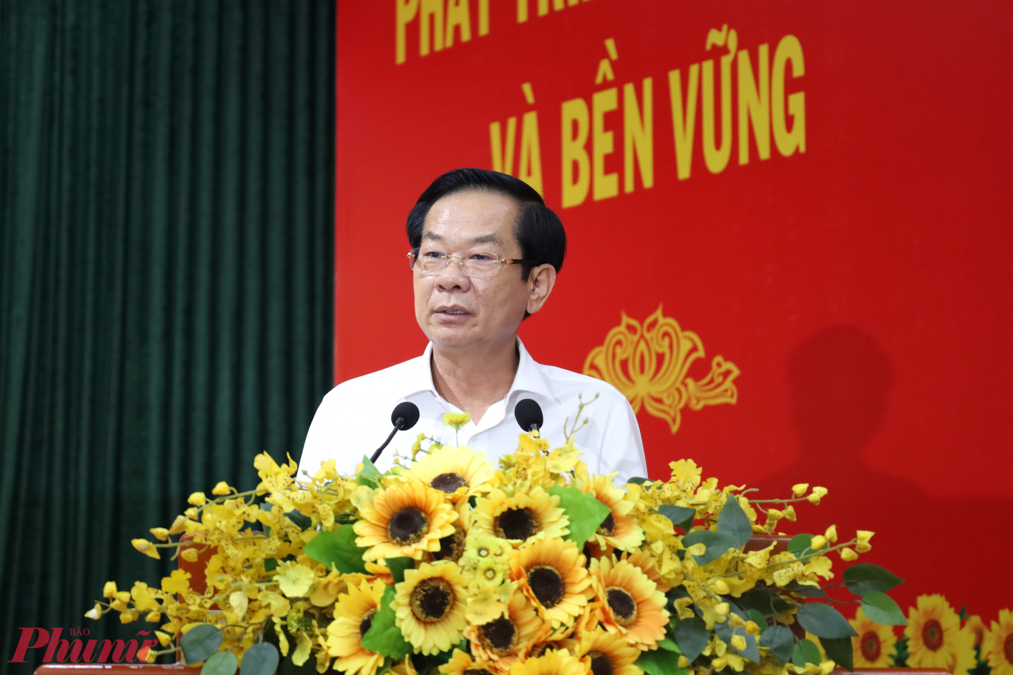 Bộ trưởng Bộ Nội vụ Đỗ Thanh Bình trình bày chương trình hành động trước cử tri - Ảnh: Thanh Tâm