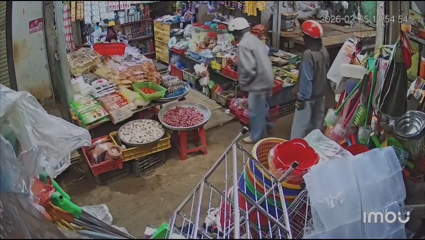 Mẹ con chị T. vào cửa hàng tạp hóa của chị N.T.T.C. để hỏi thăm thông tin về người đàn ông - ảnh cắt từ clip trên MXH