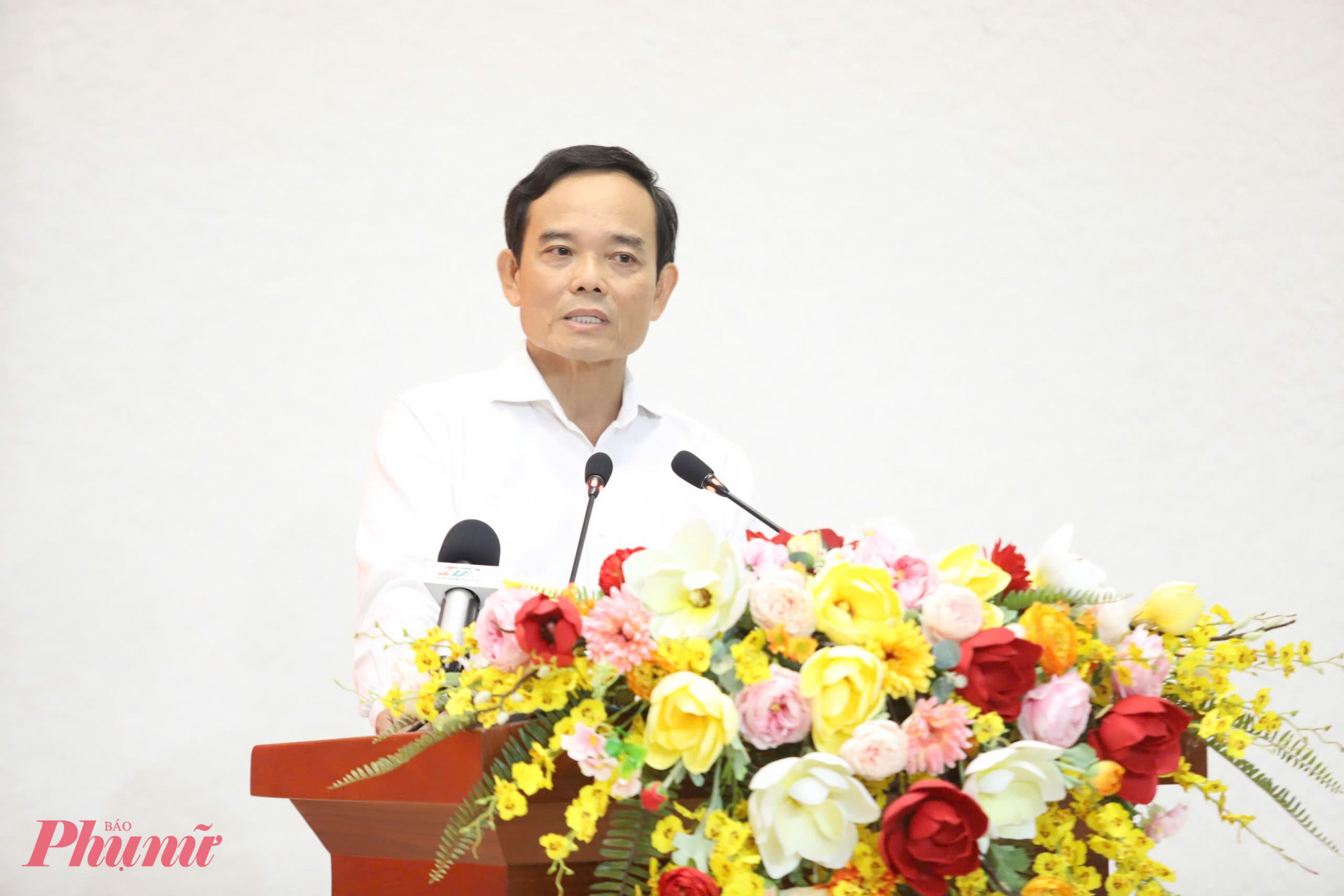 Bí thư Thành ủy TPHCM Trần Lưu Quang đại diện các ứng cử viên trao đổi với cử tri - Ảnh: Thanh Tâm