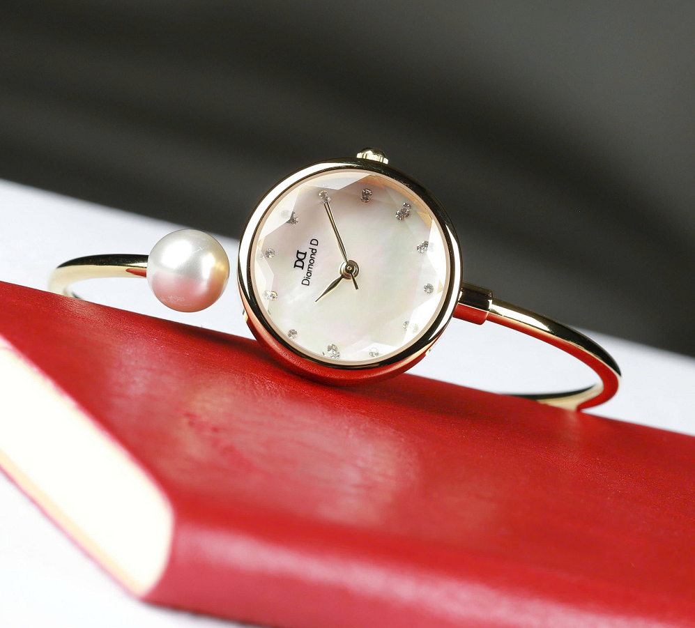 Đồng hồ Diamond D DM1017YG - thiết kế lắc tay mềm mại mang đến vẻ đẹp kiêu sa mà không phô trương