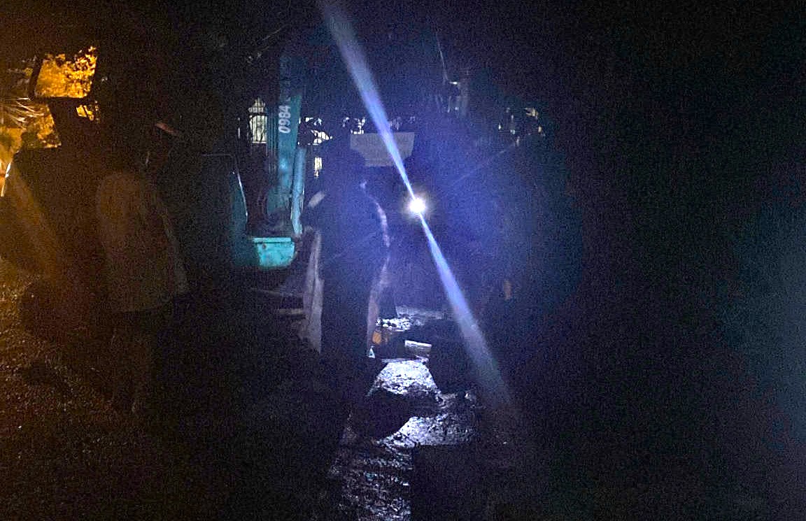 người dân cùng lực lượng chức năng nhanh chóng tổ chức tìm kiếm, dùng máy múc mở nắp cống để đưa nạn nhân ra ngoài