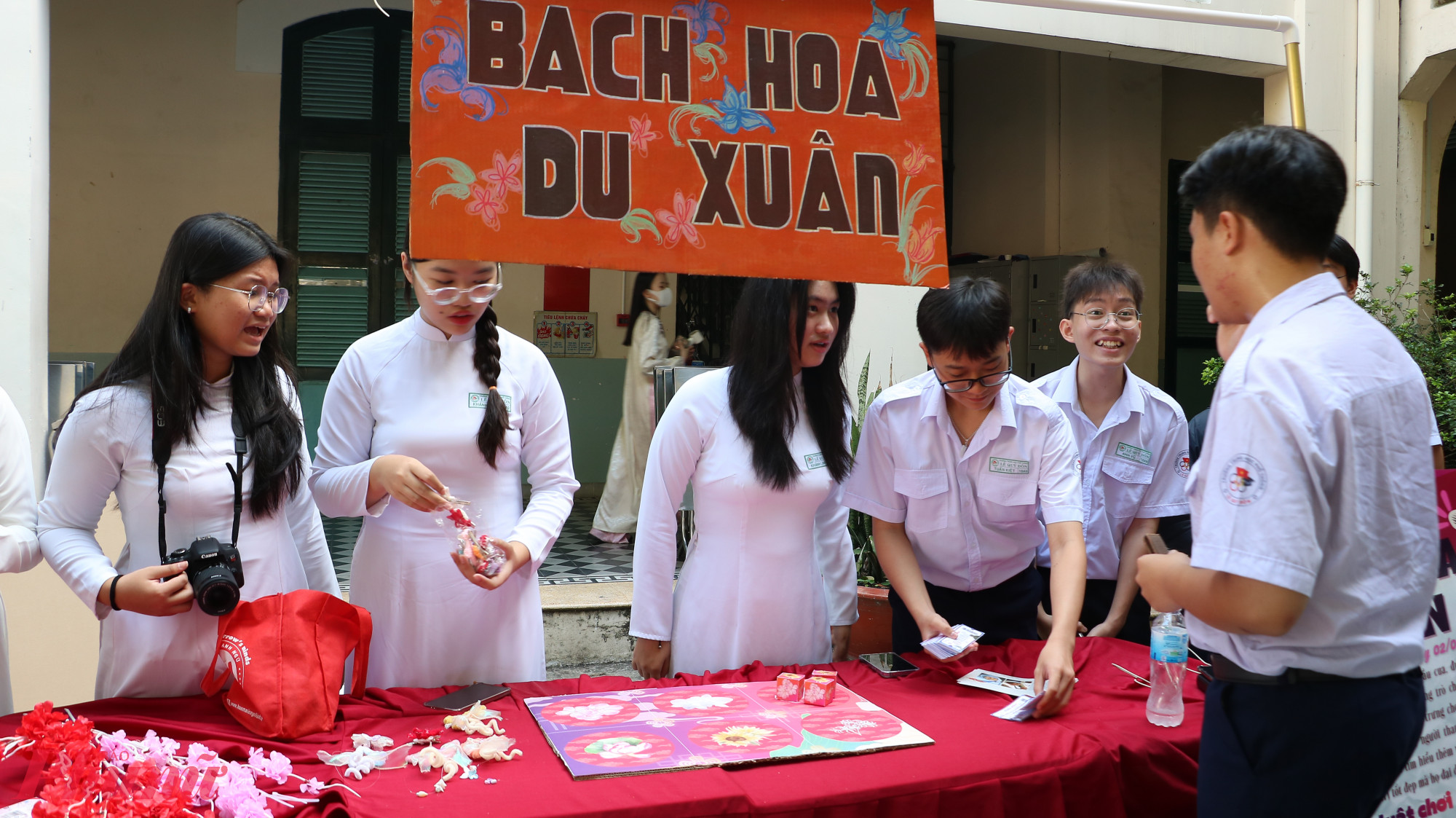 Trò chơi Bầu cua quen thuộc được thay bằng hình tượng của những loài hoa như: sen, lan trắng, đào, hồng, hướng dương, bỉ ngạn trắng