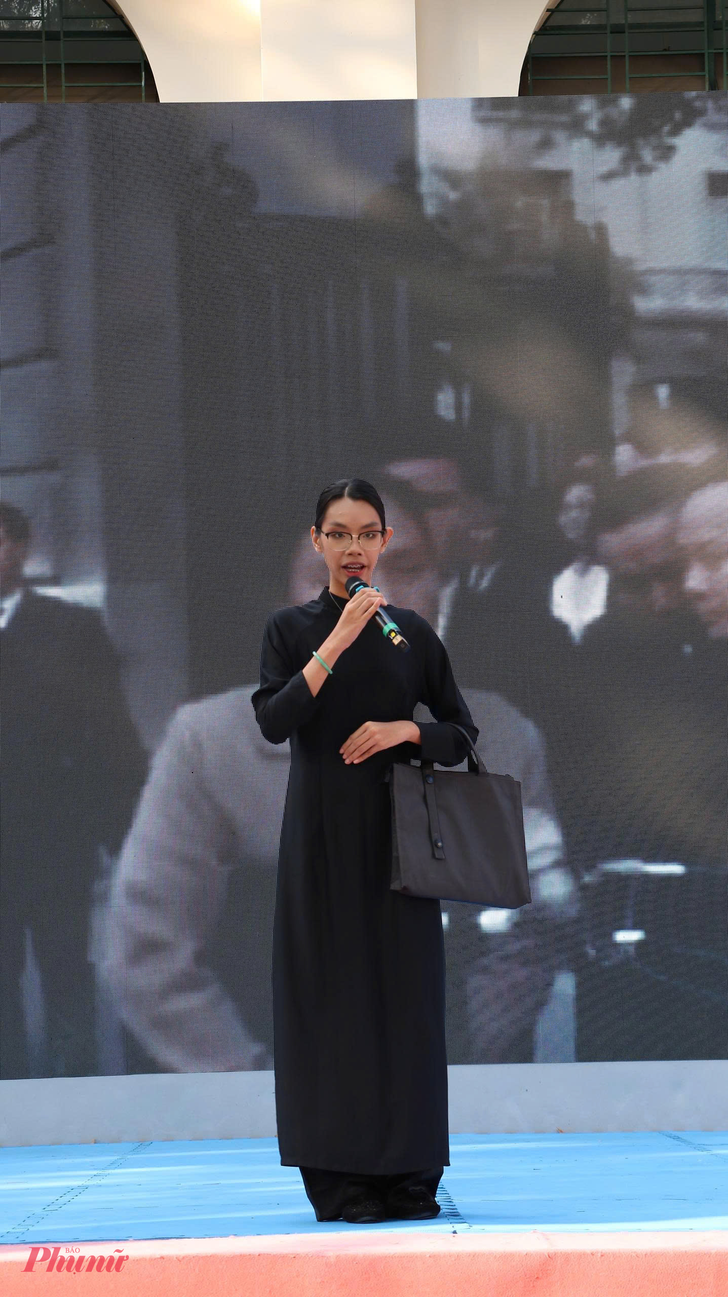 Học sinh hóa thân thành bà Nguyễn Thị Bình - người phụ nữ khiêu vũ giữa bầy sói Học sinh hóa thân thành bà Nguyễn Thị Bình - người phụ nữ khiêu vũ giữa bầy sói