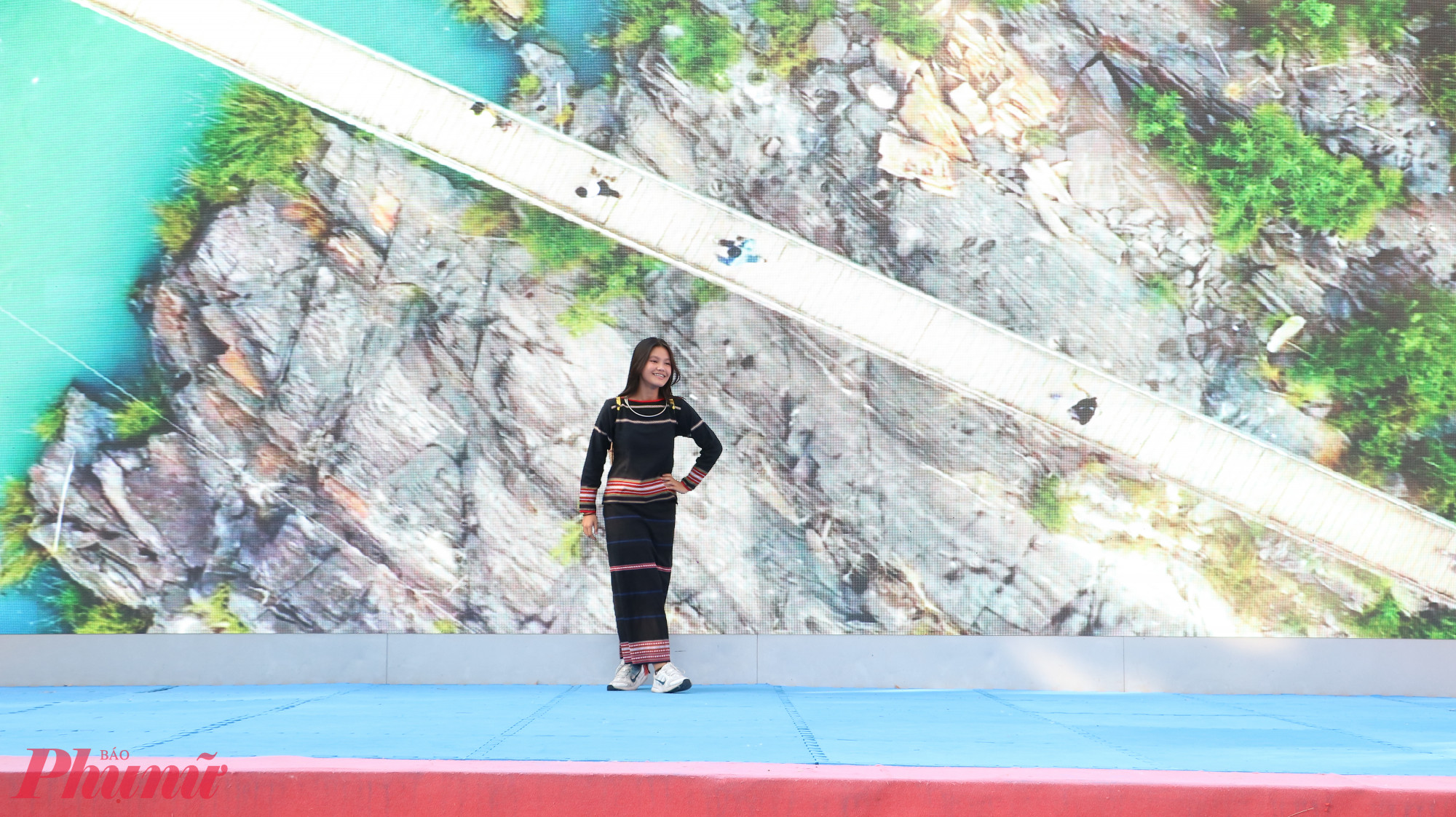 Ngoài những nhân vật lịch sử, học sinh còn tái hiện những nhân vật hiện đại có tầm ảnh hưởng trong giới trẻ. Trong ảnh: Học sinh hóa thân thành hoa hậu H'Hen Nie