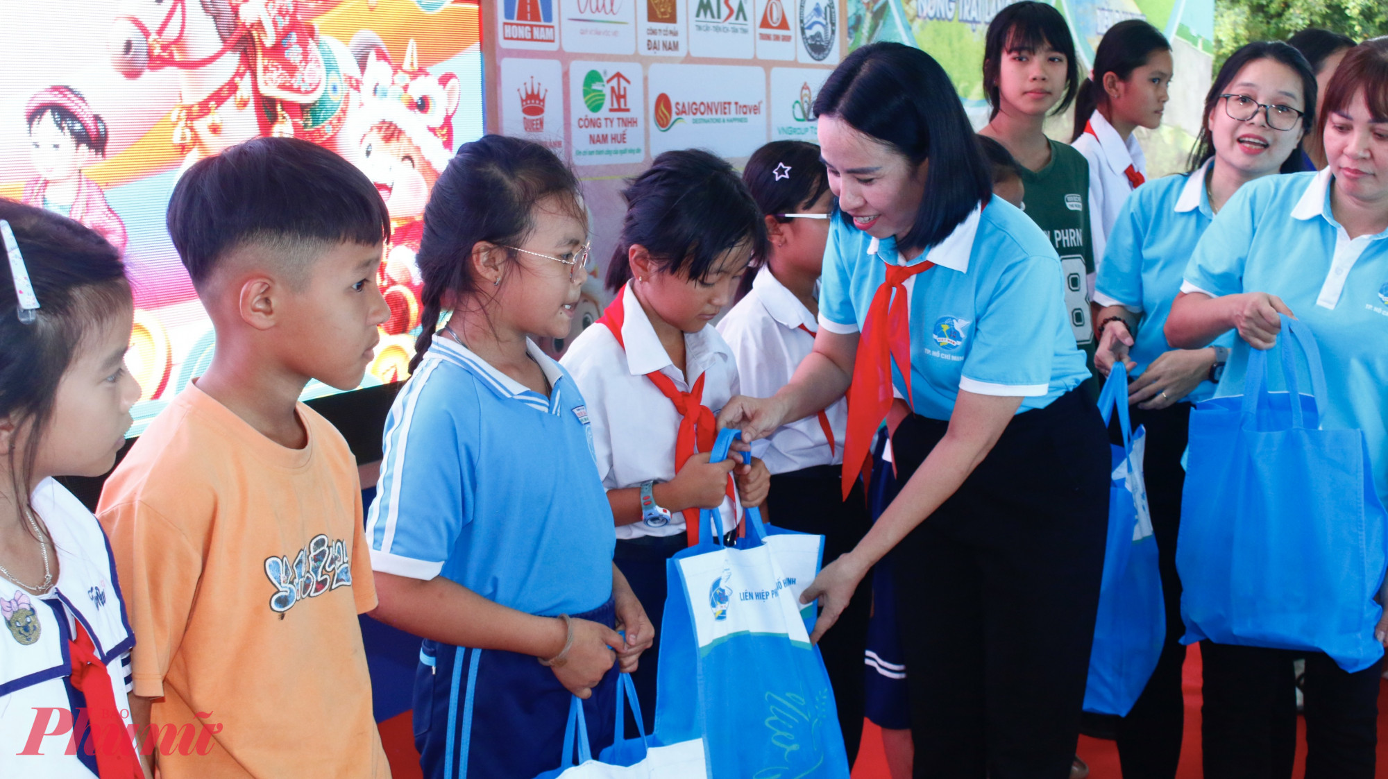 Hội LHPN TPHCM đẩy mạnh Tháng hoạt động 8/3 với thông điệp “Không hoa – Hành động thiết thực vì phụ nữ, trẻ em và cộng đồng”