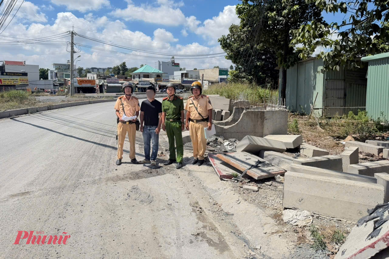 Đáng chú ý, mới đây (ngày 28/2) Đội Cảnh sát giao thông (CSGT) Rạch Chiếc – Phòng CSGT Công an TPHCM phối hợp Công an phường Long Bình tiến hành kiểm tra, xử lý vi phạm tại công trình “Gói thầu xây lắp 1 - Dự án xây dựng đường Hoàng Hữu Nam” ở vị trí D400, đường Hoàng Hữu Nam. Chủ đầu tư dự án bị xử phạt vì để nhiều cục bê tông bó vỉa và nắp cống được tập kết trên vỉa hè, ảnh hưởng đến việc đi lại của người dân và tiềm ẩn nguy cơ mất an toàn giao thông.