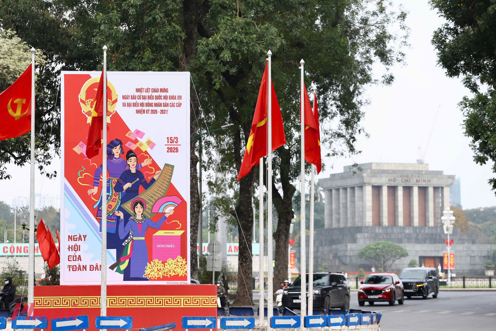 Trên các đường, phố của Hà Nội, những tấm pano cỡ lớn cùng băng rôn, khẩu hiệu lắp đặt trang trọng
