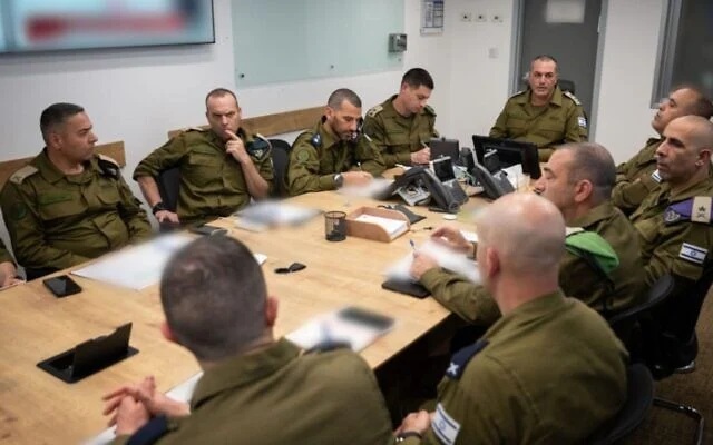 Trung tướng Eyal Zamir, Tham mưu trưởng Lực lượng Phòng vệ Israel (IDF), tiến hành đánh giá tình hình sau vụ phóng tên lửa của Hezbollah vào miền bắc Israel, ngày 2/3 - Ảnh: Lực lượng Phòng vệ Israel