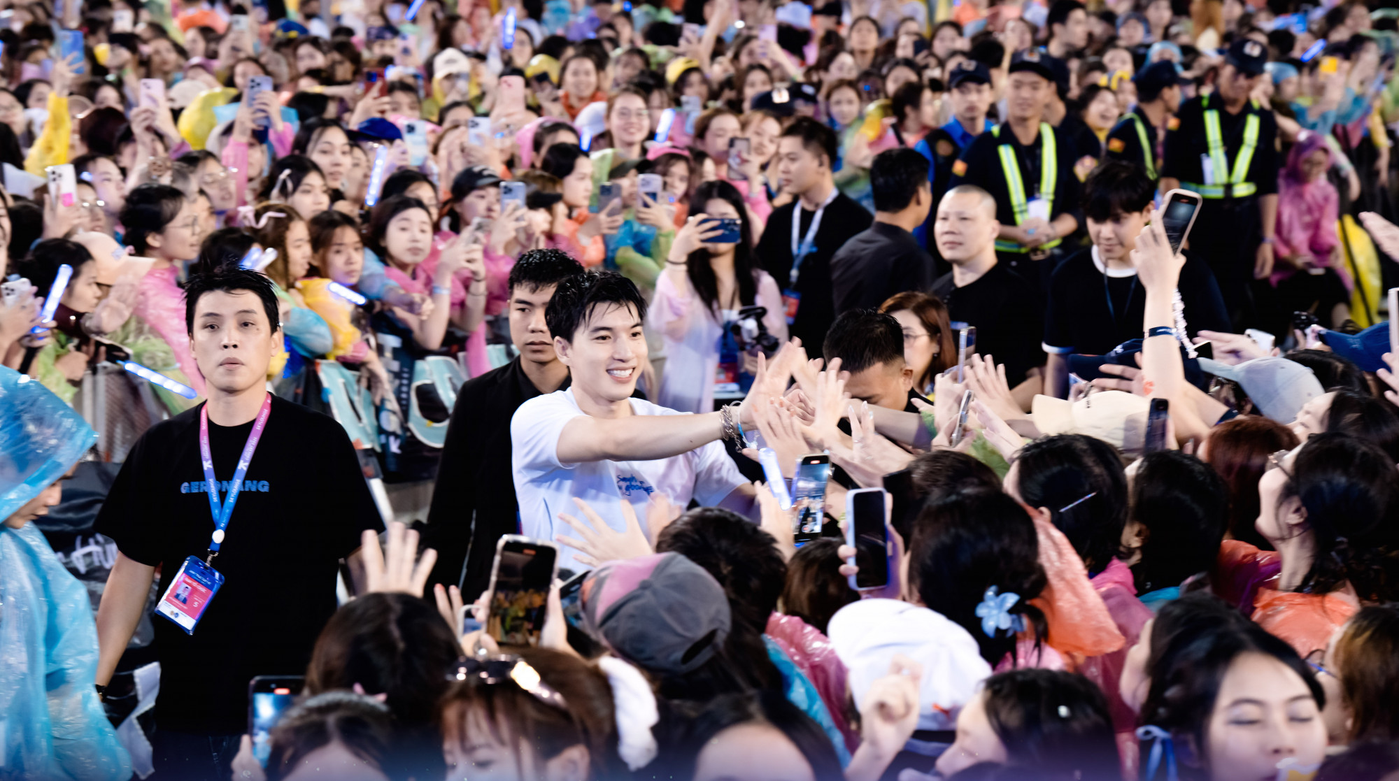 HIEU THU HAI giữa “rừng” người hâm mộ tại các đêm nhạc Anh trai say hi. Ảnh: BTC