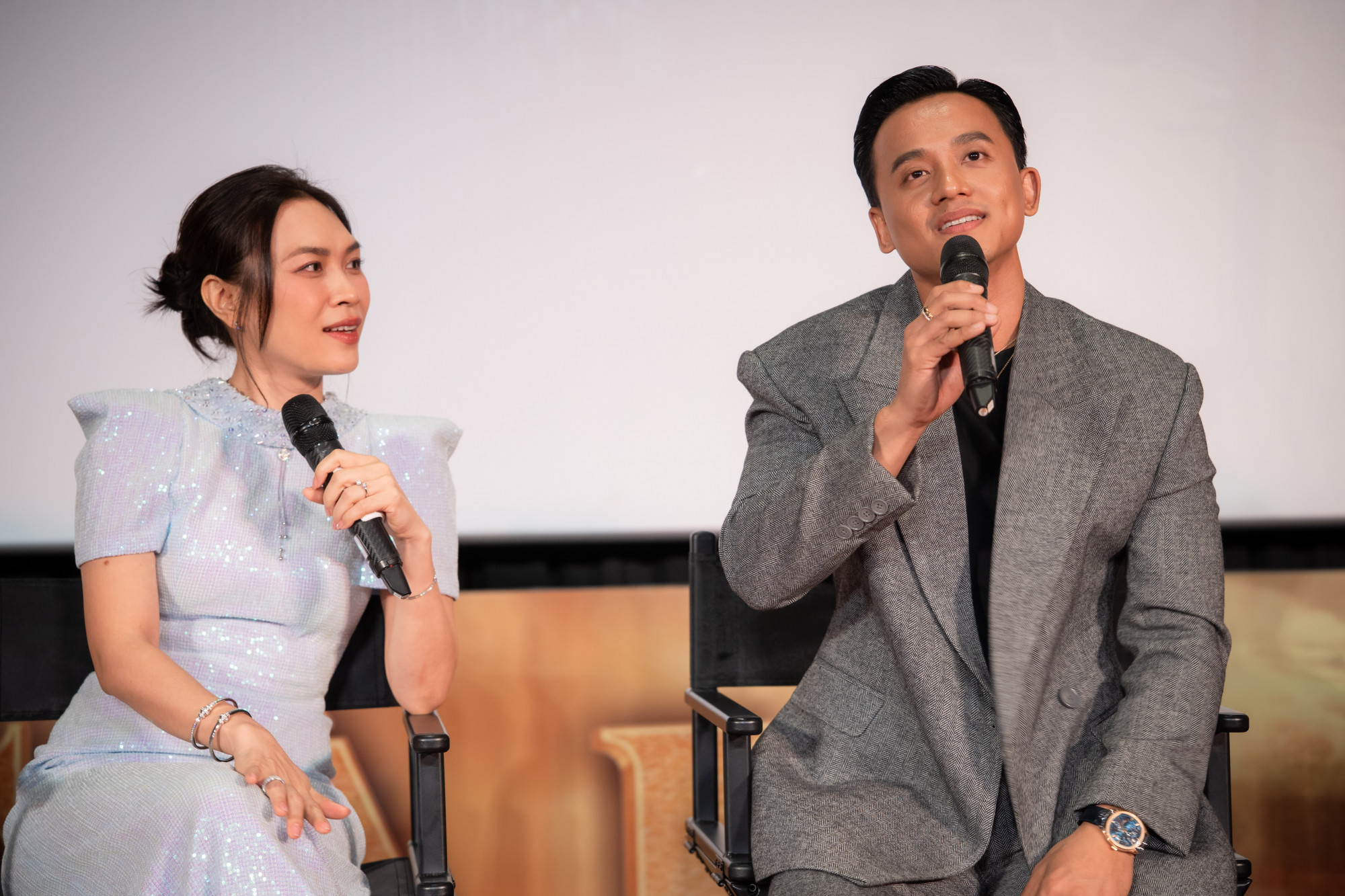 Mỹ Tâm luôn lắng nghe từng chia sẻ của Mai Tài Phến. Cô thường bổ sung thêm thông tin nếu thấy anh chia sẻ còn chưa rõ.