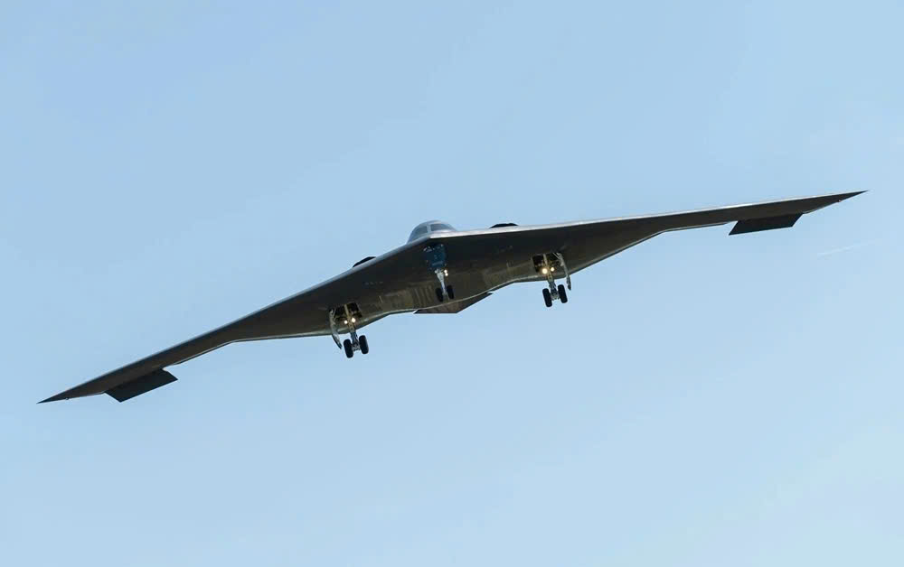 Máy bay ném bom tàng hình B-2 Spirit