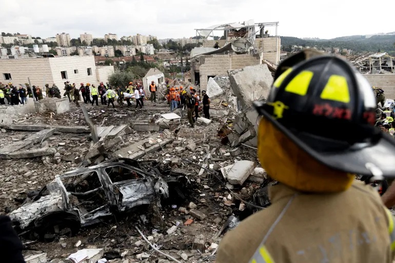 Lực lượng cứu hộ tìm kiếm người bị nạn tại hiện trường vụ tấn công tên lửa ở thành phố Beit Shemesh, Israel sau đợt tấn công đáp trả từ Iran - Ảnh: Amir Levy/Getty Images