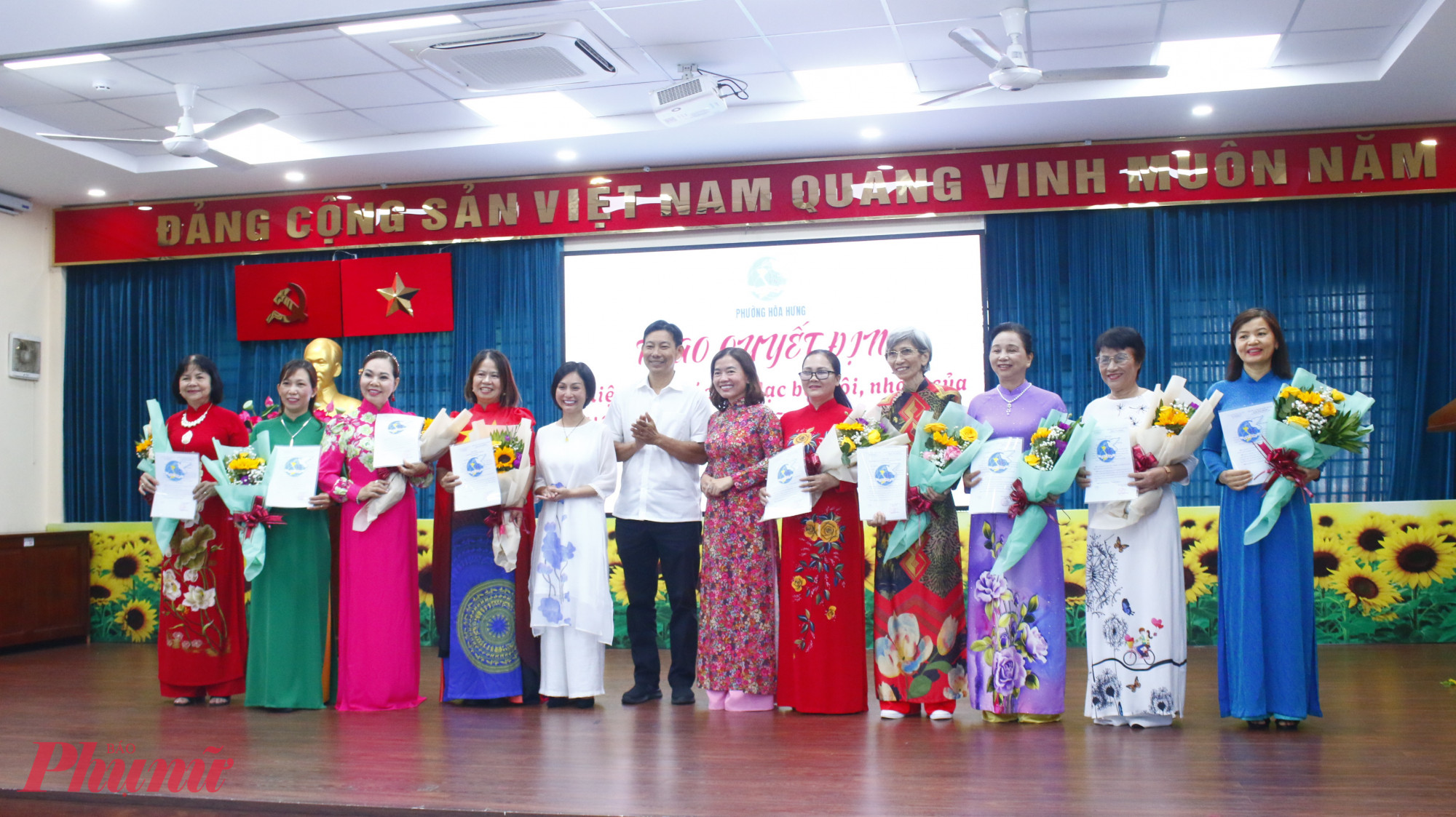 Lãnh đạo phường Hoà Hưng trao quyết định trao quyết định các Câu lạc bộ, đội, nhóm Phường Hòa Hưng.