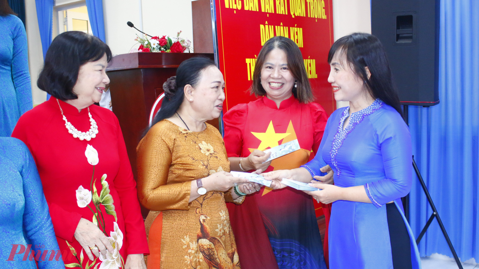 Phó chủ tịch Thường trực Hội LHPN TPHCM Trịnh Thị Thanh trao những bao lì xì đầu năm, gửi lời chúc sức khỏe, năm mới an khang đến cán bộ, hội viên phụ nữ; đồng thời bày tỏ mong muốn tiếp tục nhận được sự chung tay, hưởng ứng và tham gia tích cực của hội viên phụ nữ trong các hoạt động, phong trào Hội .