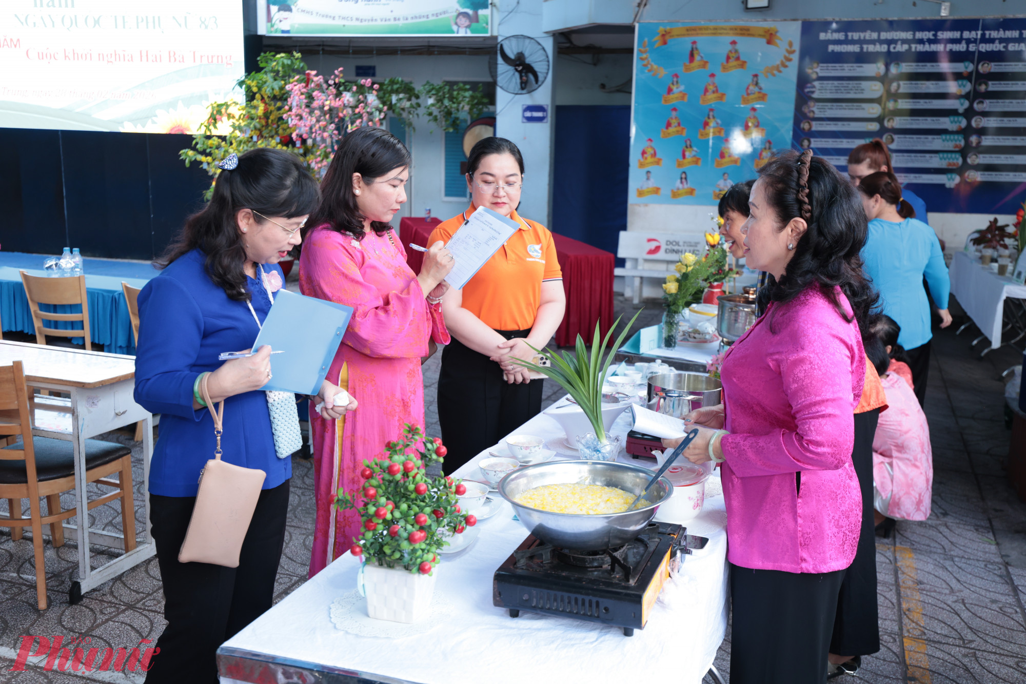 Đến tham dự và chấm thi tại ngày hội có bà Nguyễn Thị Ngọc Linh – Phó chủ tịch Hội LHPN TPHCM; bà Thái Thị Hồng Nga – Bí thư Đảng ủy phường.